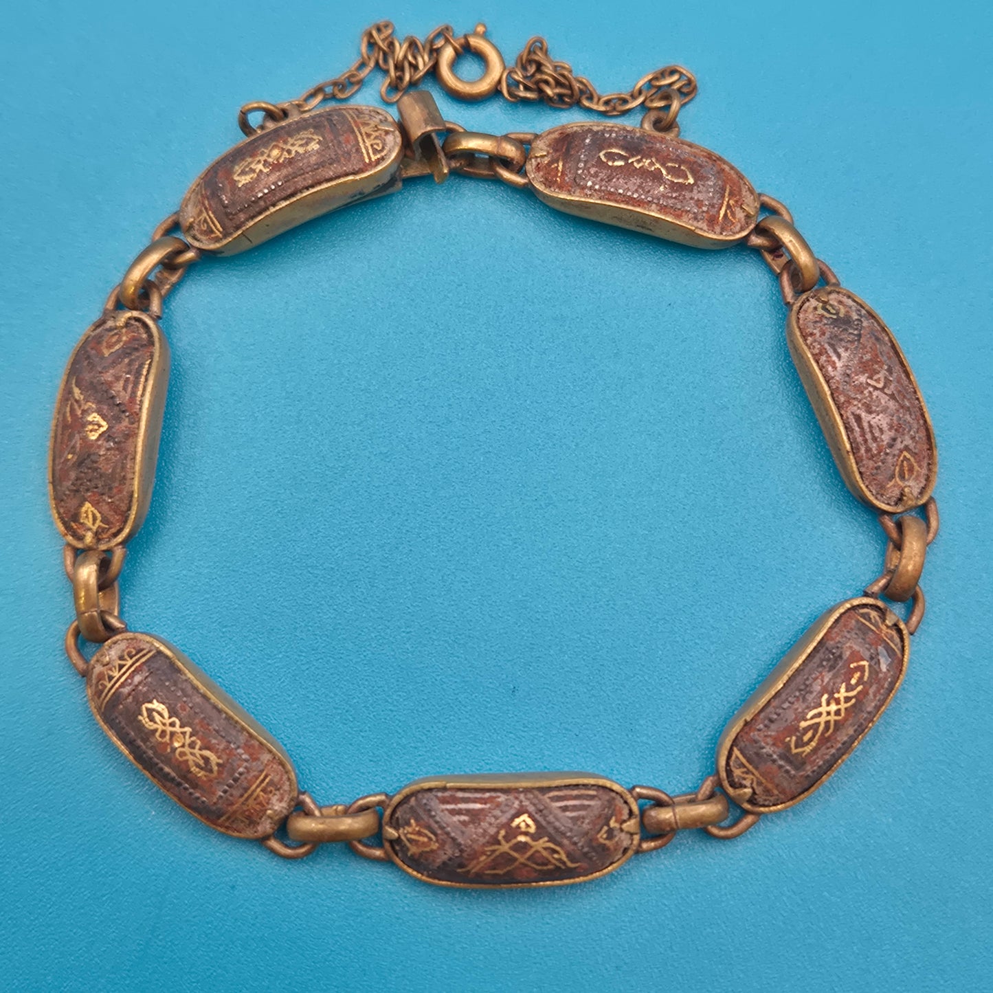 Vintage Armband mit gravierten Metallgliedern und goldenen Ornamenten