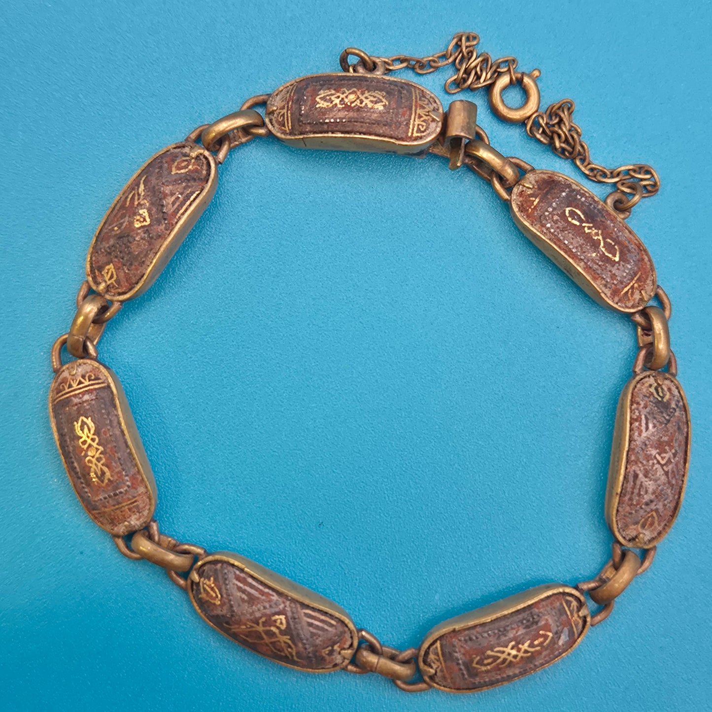 Vintage Armband mit gravierten Metallgliedern und goldenen Ornamenten