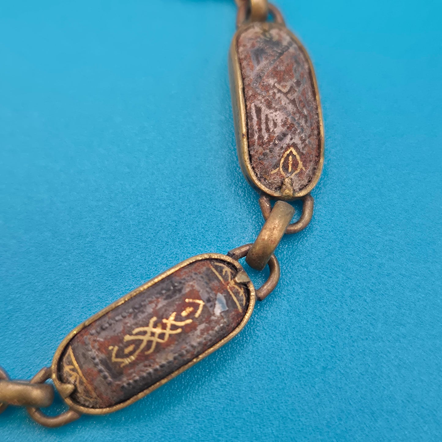 Vintage Armband mit gravierten Metallgliedern und goldenen Ornamenten