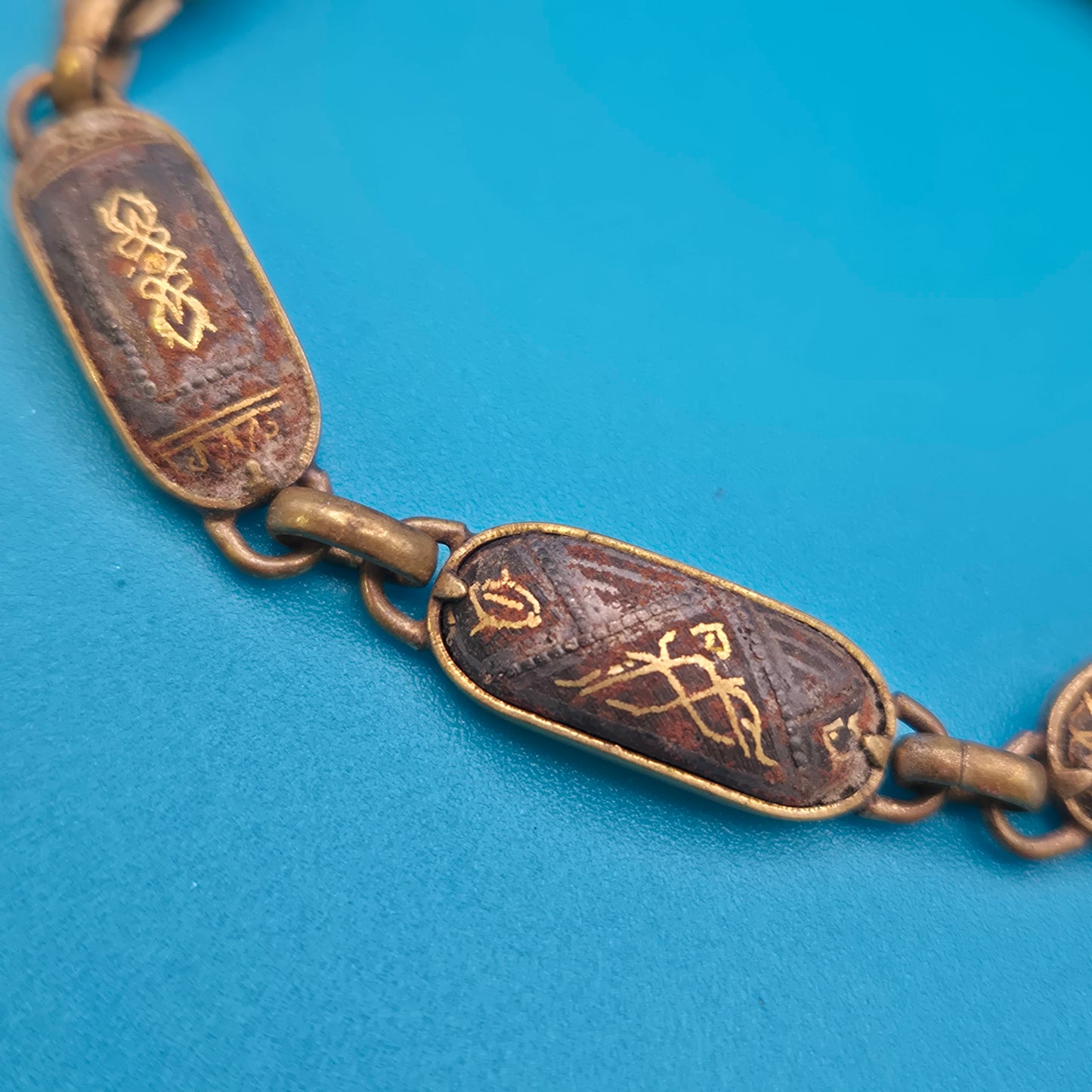 Vintage Armband mit gravierten Metallgliedern und goldenen Ornamenten