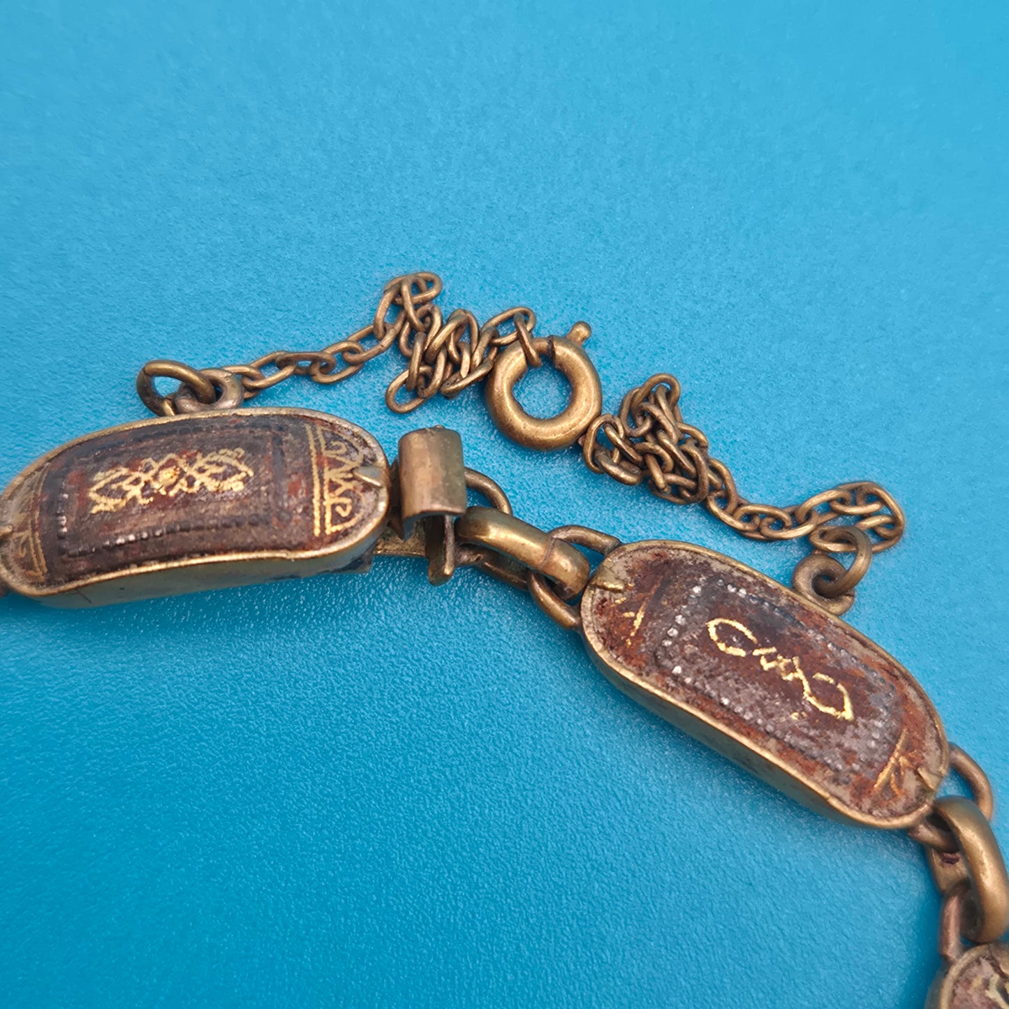 Vintage Armband mit gravierten Metallgliedern und goldenen Ornamenten