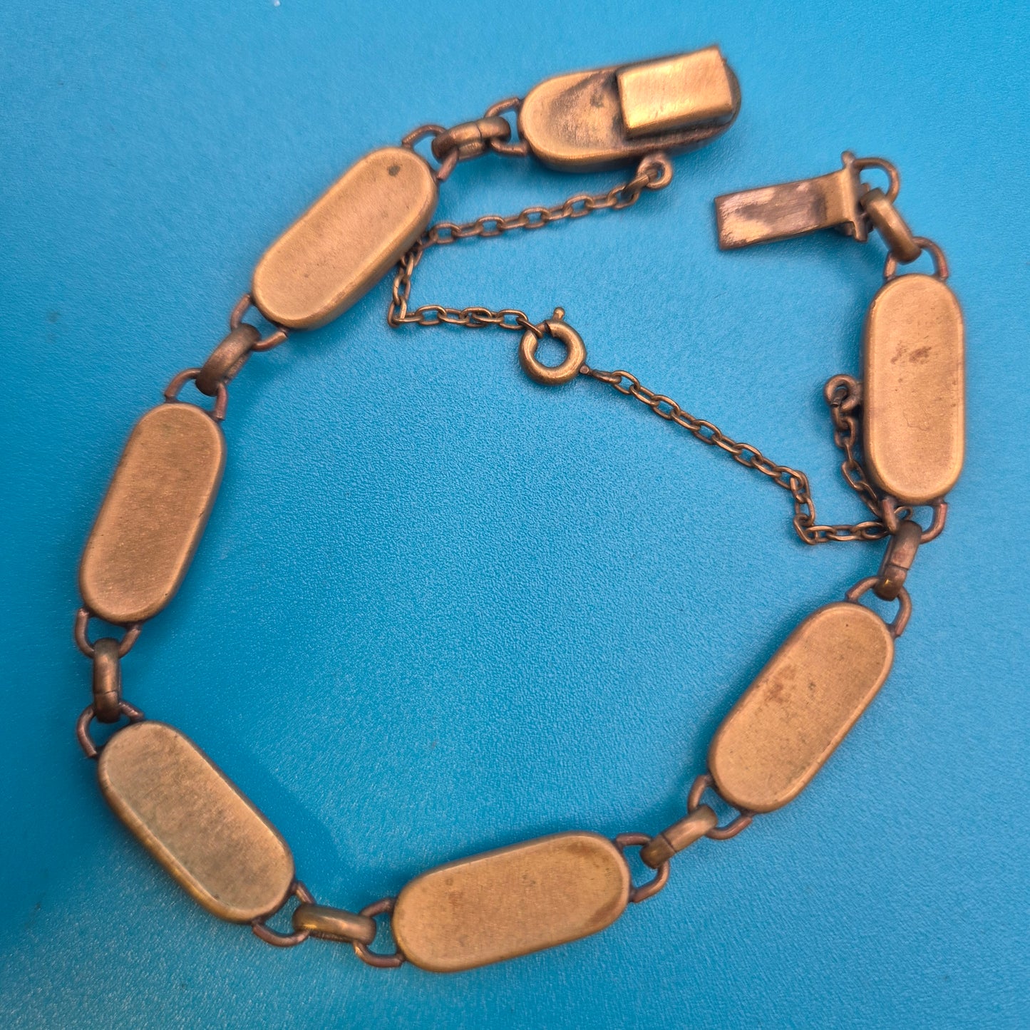 Vintage Armband mit gravierten Metallgliedern und goldenen Ornamenten