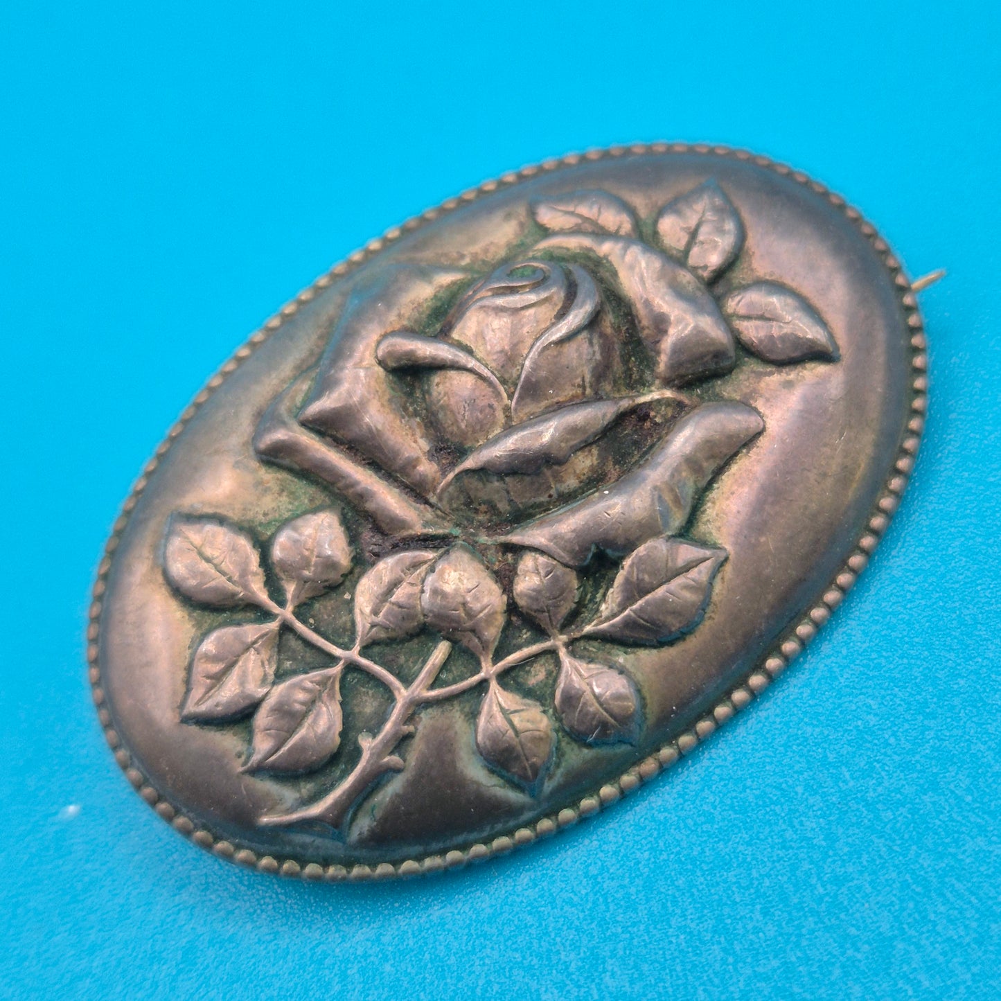 Antike ovale Silber-Brosche mit Rosen-Relief