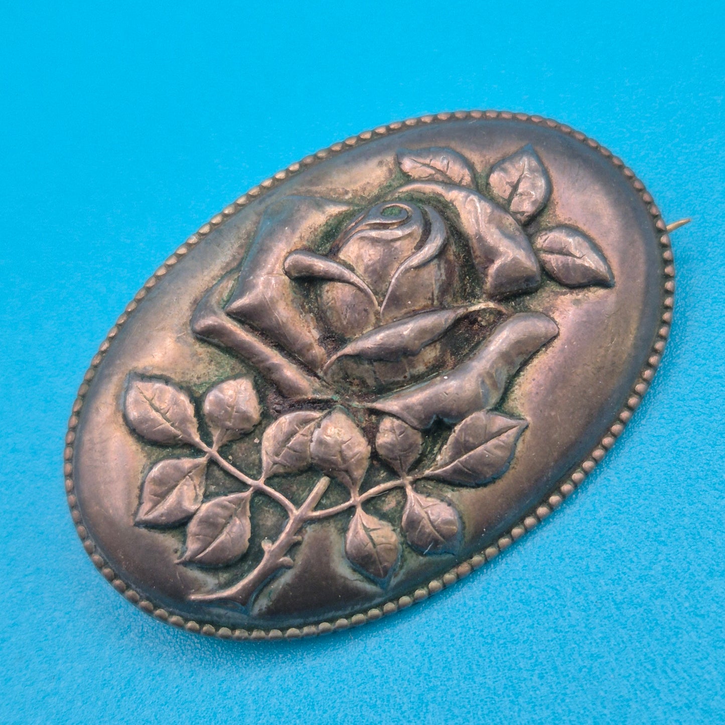 Antike ovale Silber-Brosche mit Rosen-Relief