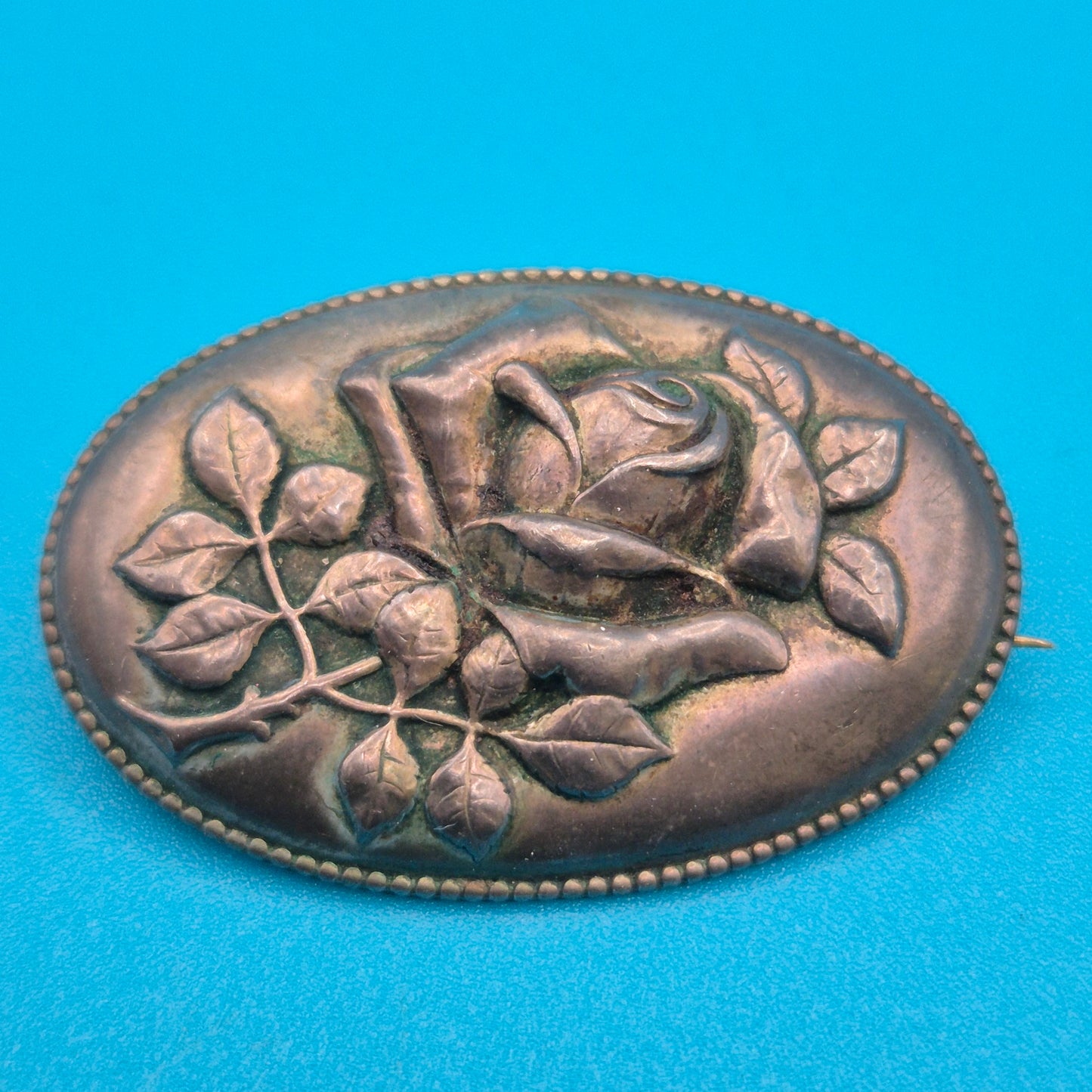 Antike ovale Silber-Brosche mit Rosen-Relief