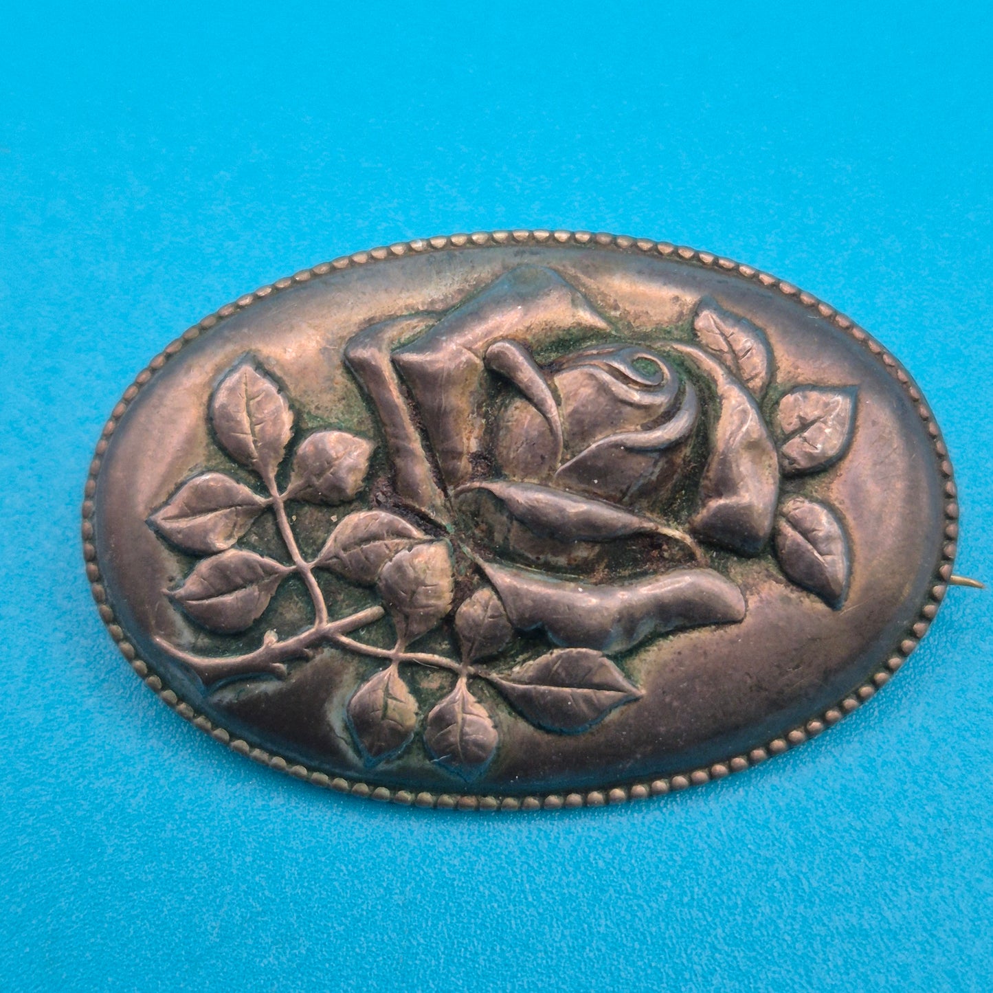 Antike ovale Silber-Brosche mit Rosen-Relief