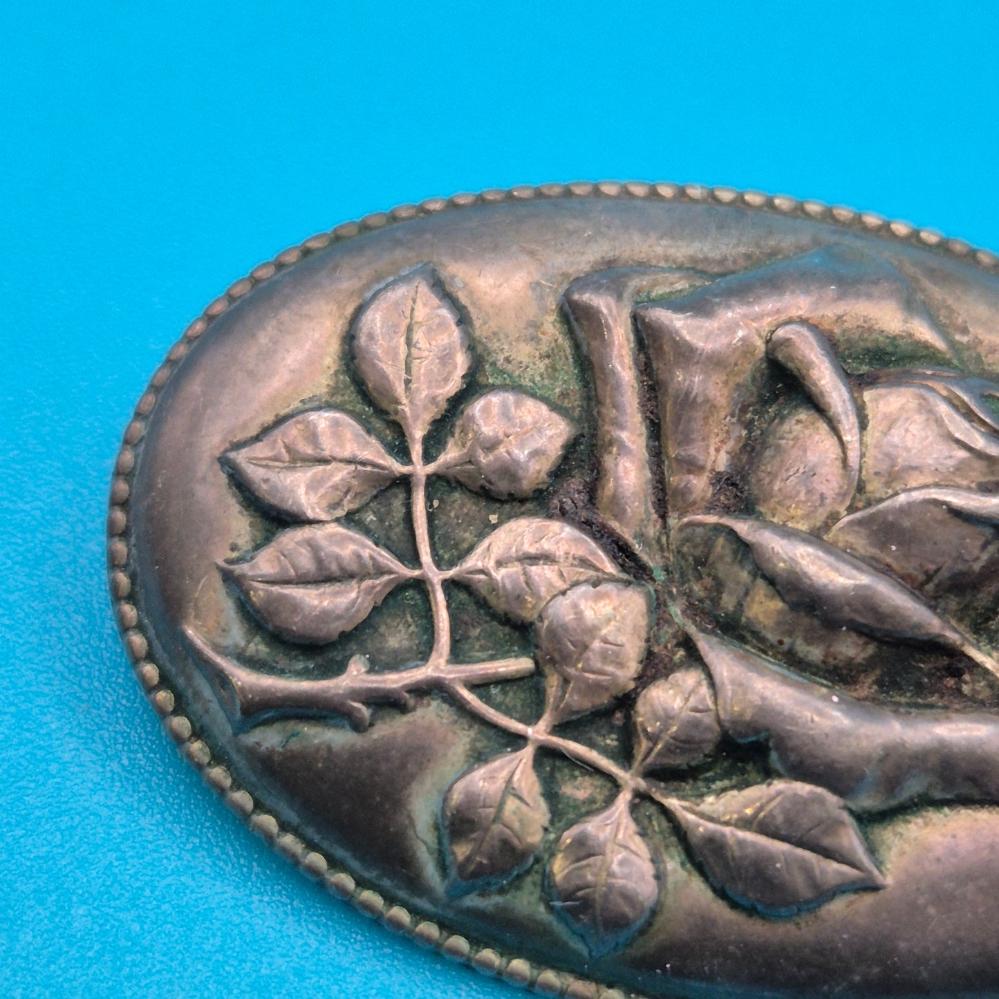 Antike ovale Silber-Brosche mit Rosen-Relief