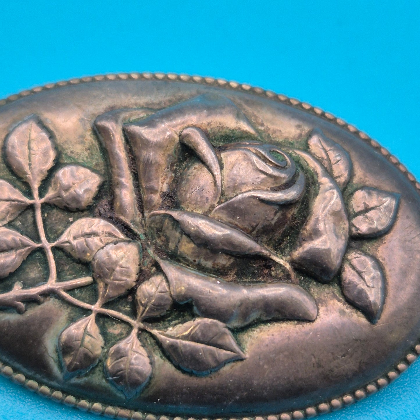 Antike ovale Silber-Brosche mit Rosen-Relief