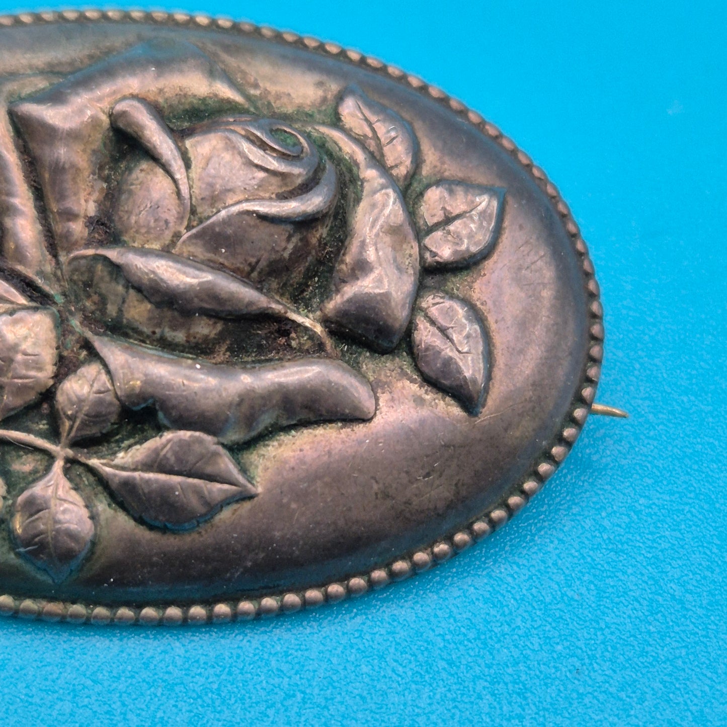 Antike ovale Silber-Brosche mit Rosen-Relief