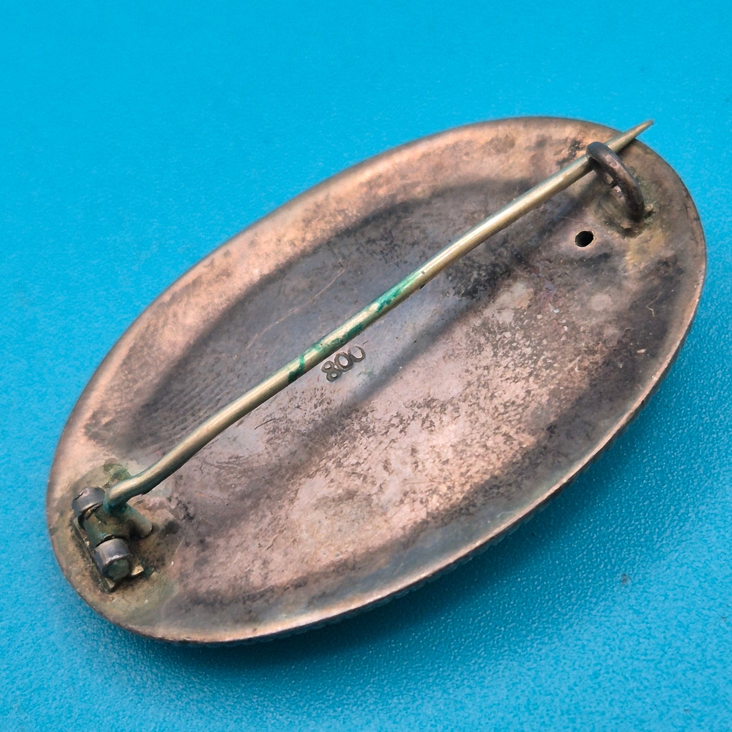 Antike ovale Silber-Brosche mit Rosen-Relief