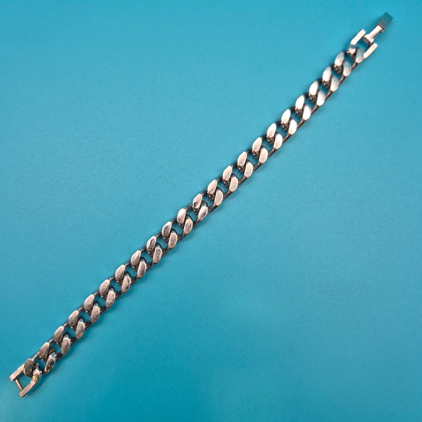 Klassisches silberfarbenes Gliederarmband im zeitlosen Design