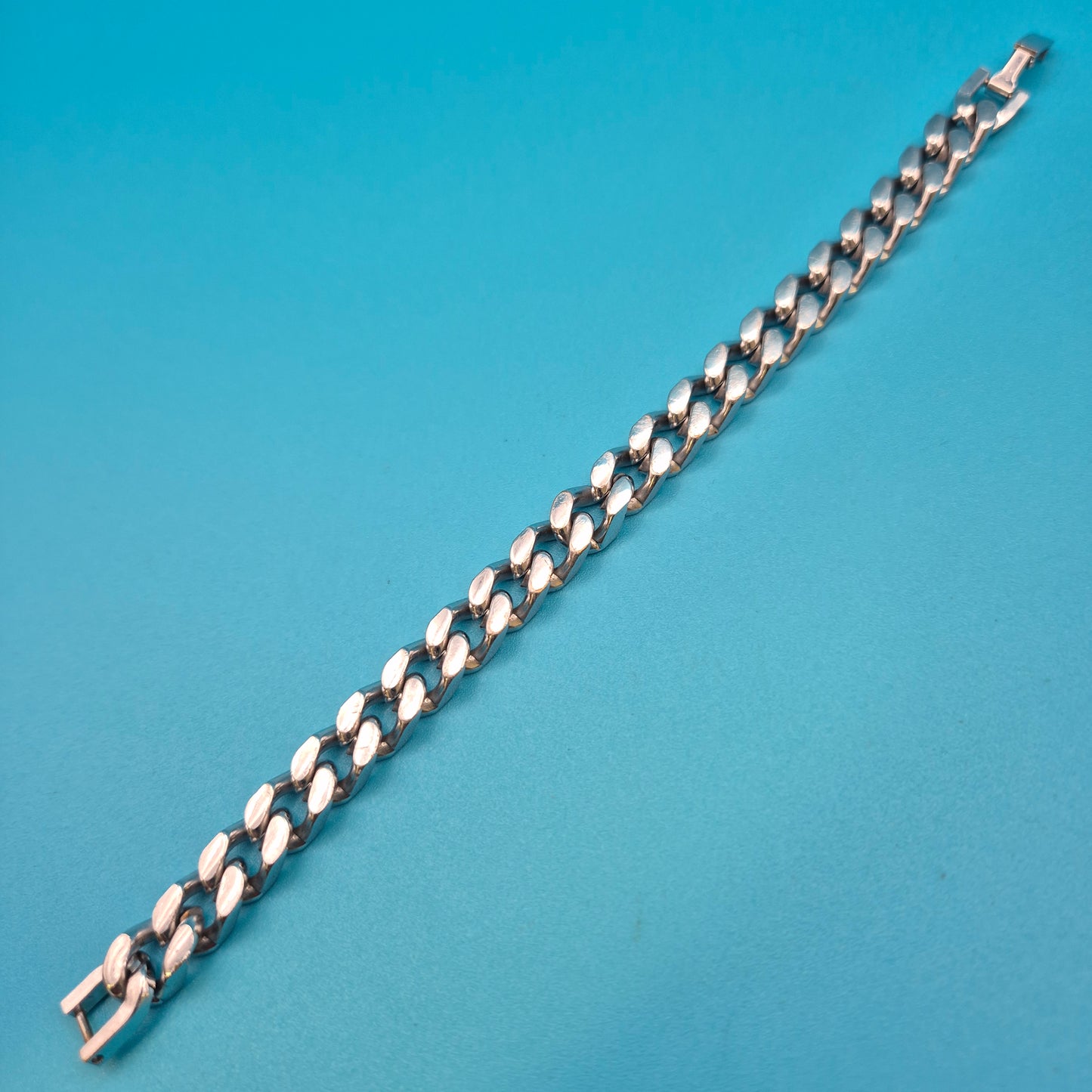 Klassisches silberfarbenes Gliederarmband im zeitlosen Design