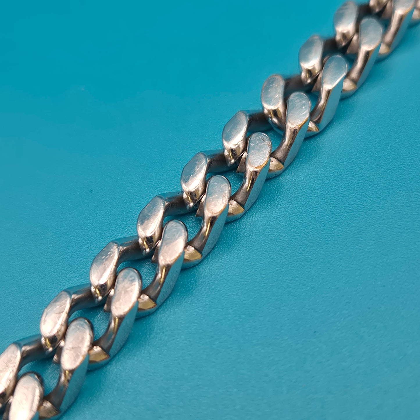 Klassisches silberfarbenes Gliederarmband im zeitlosen Design