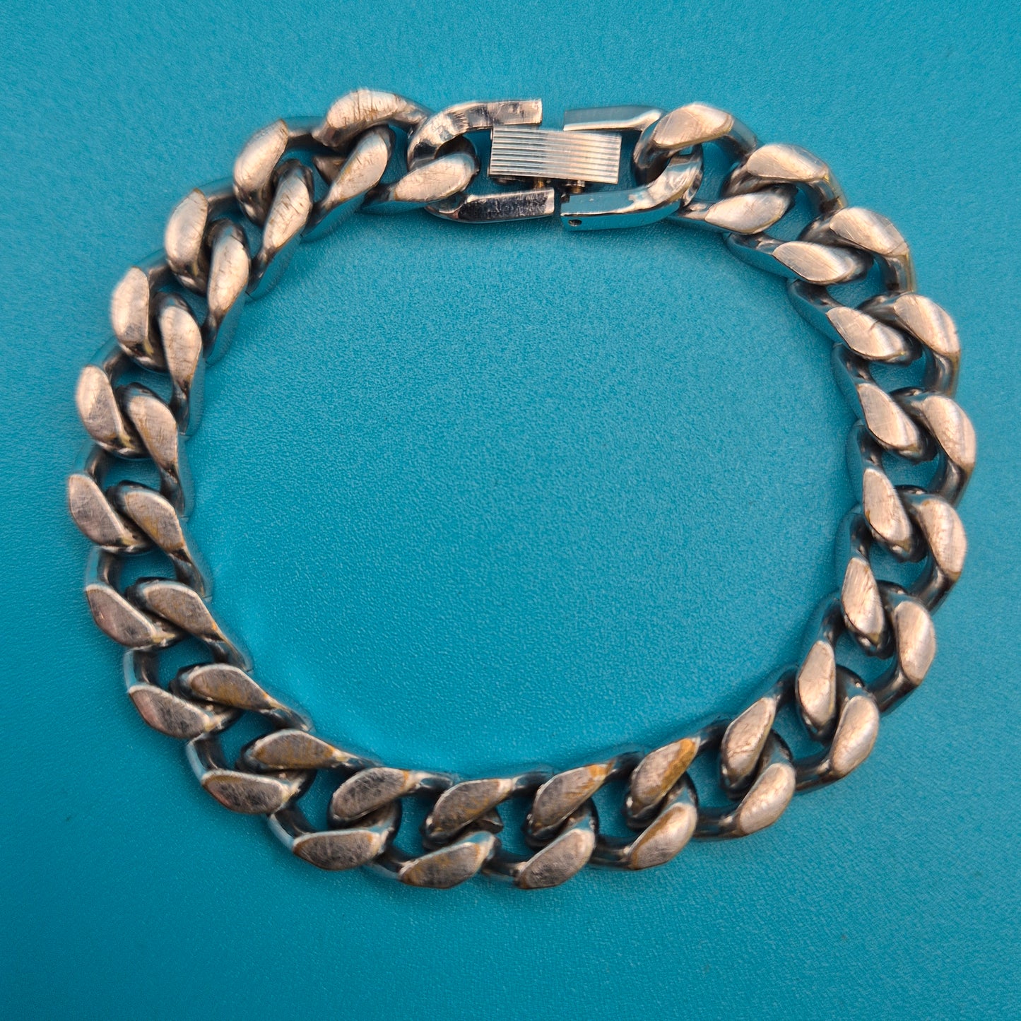 Klassisches silberfarbenes Gliederarmband im zeitlosen Design
