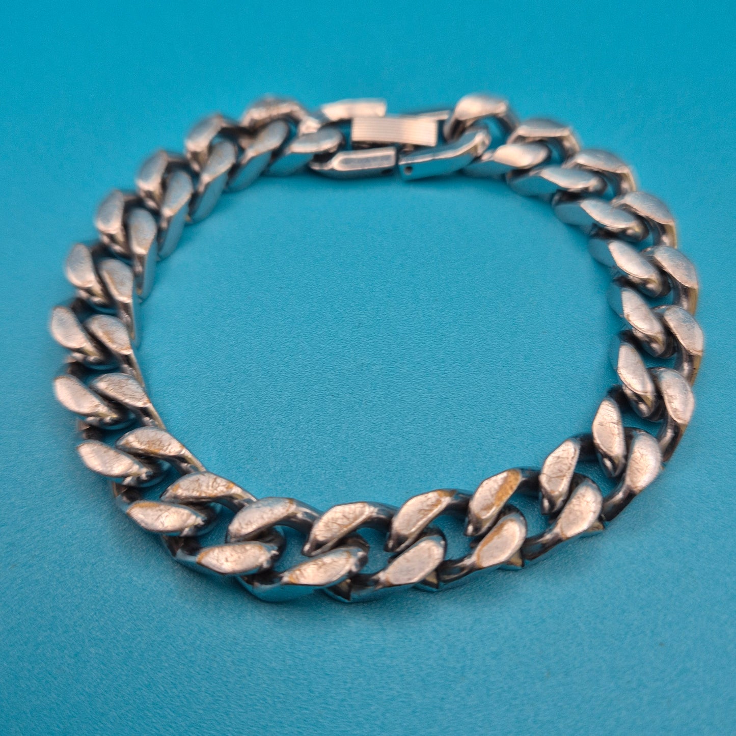 Klassisches silberfarbenes Gliederarmband im zeitlosen Design