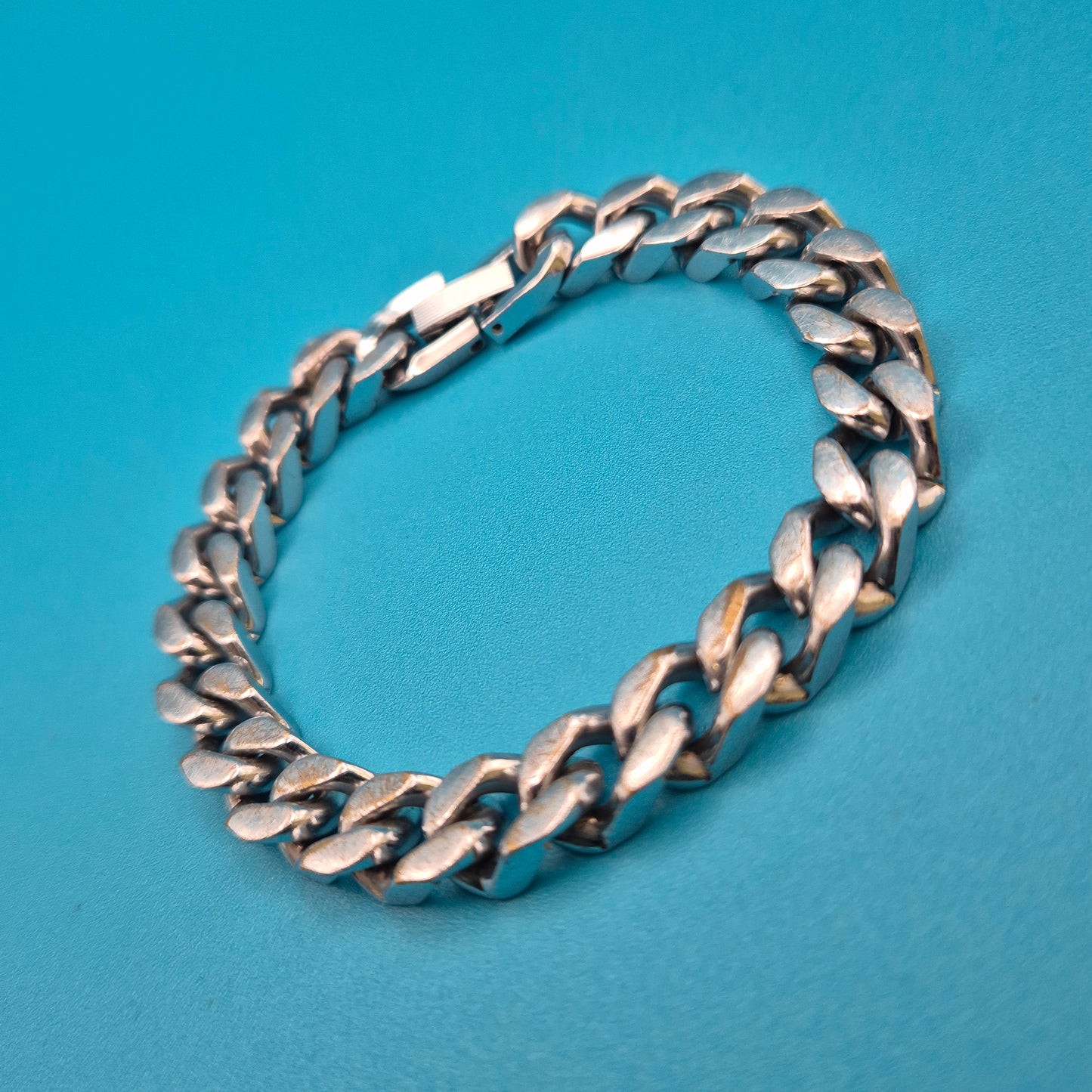 Klassisches silberfarbenes Gliederarmband im zeitlosen Design