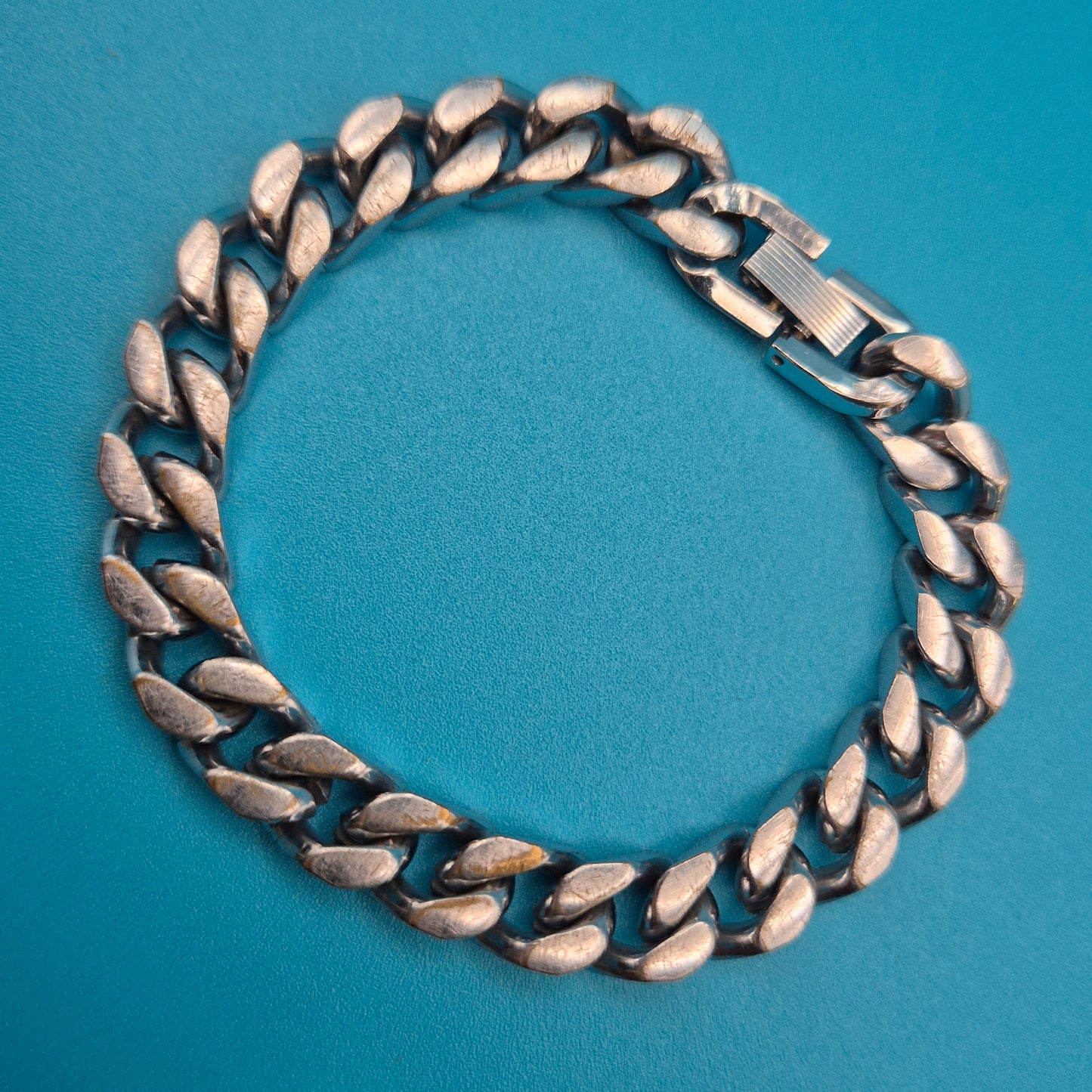 Klassisches silberfarbenes Gliederarmband im zeitlosen Design