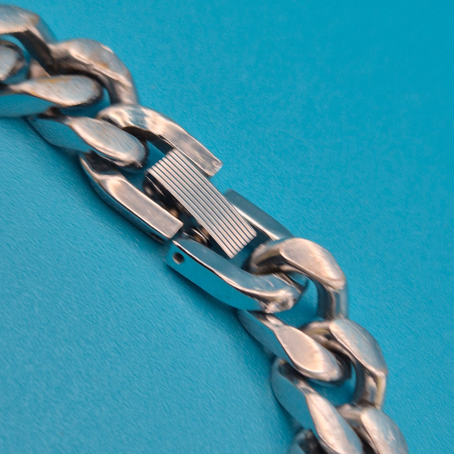 Klassisches silberfarbenes Gliederarmband im zeitlosen Design