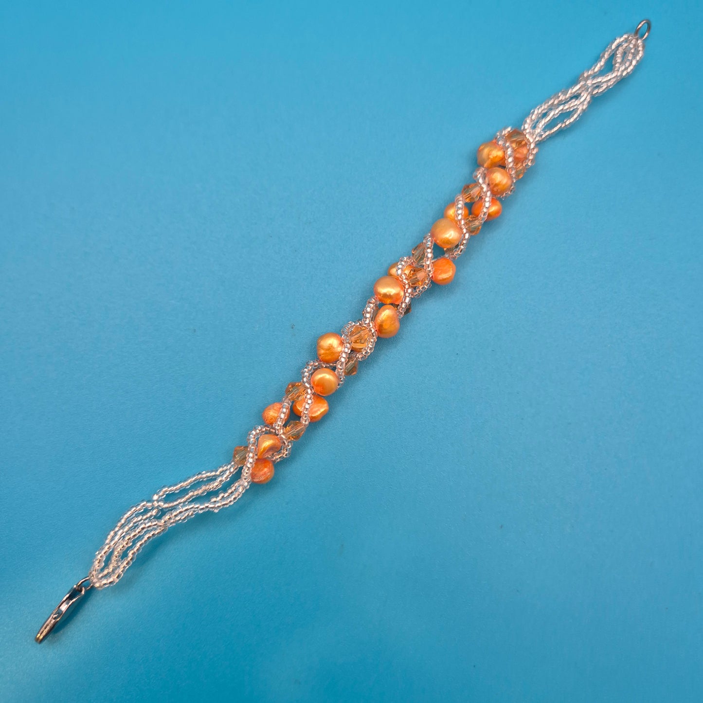 Elegantes Armband aus Süßwasserperlen und schimmernden Kristallperlen