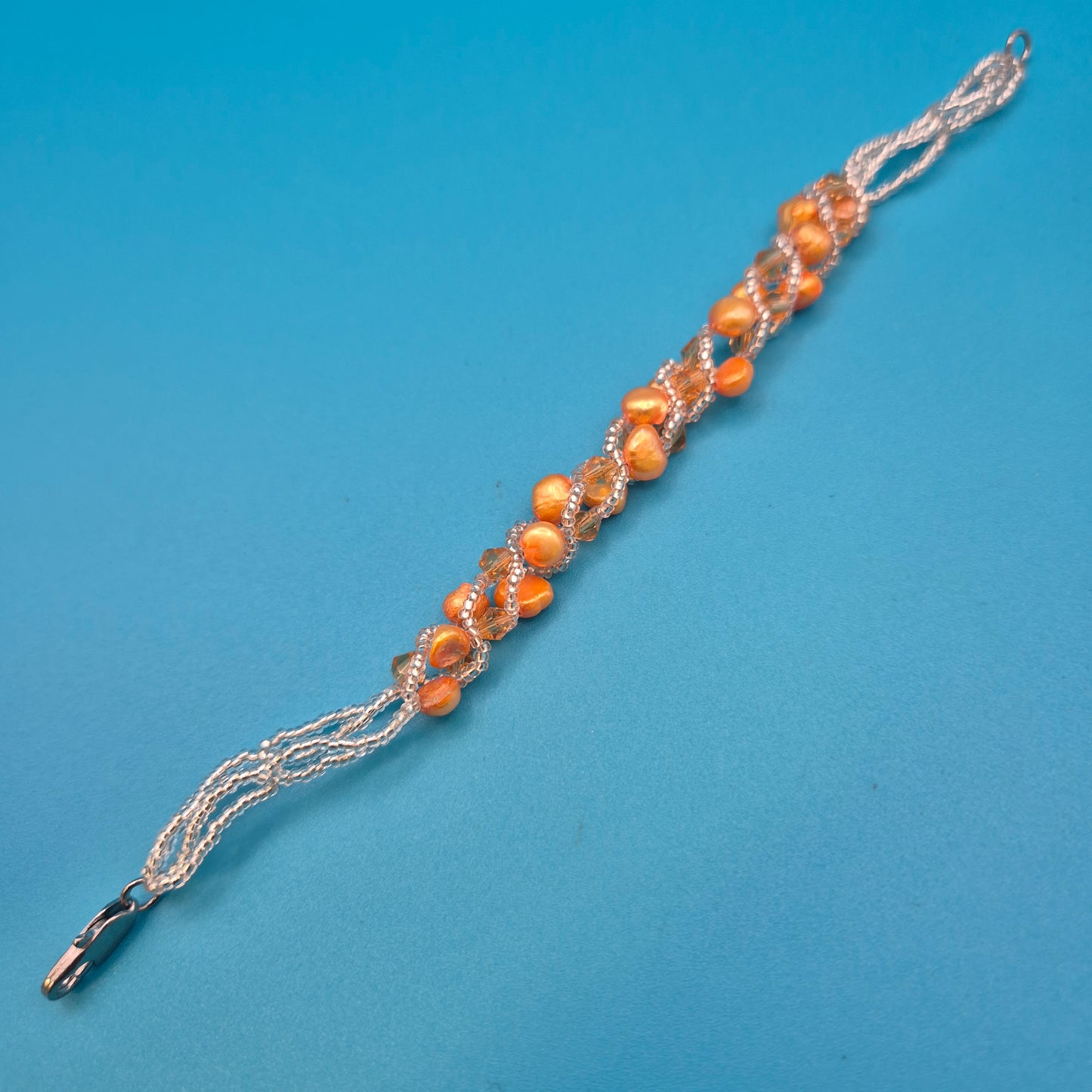 Elegantes Armband aus Süßwasserperlen und schimmernden Kristallperlen
