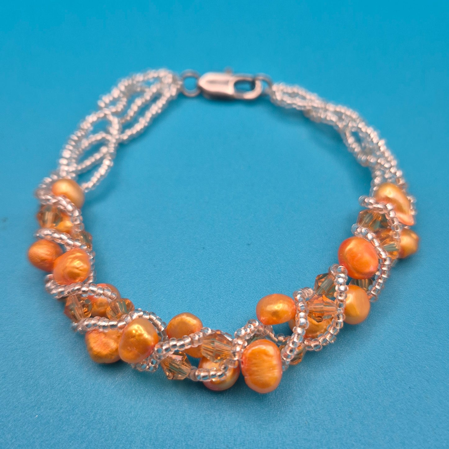 Elegantes Armband aus Süßwasserperlen und schimmernden Kristallperlen