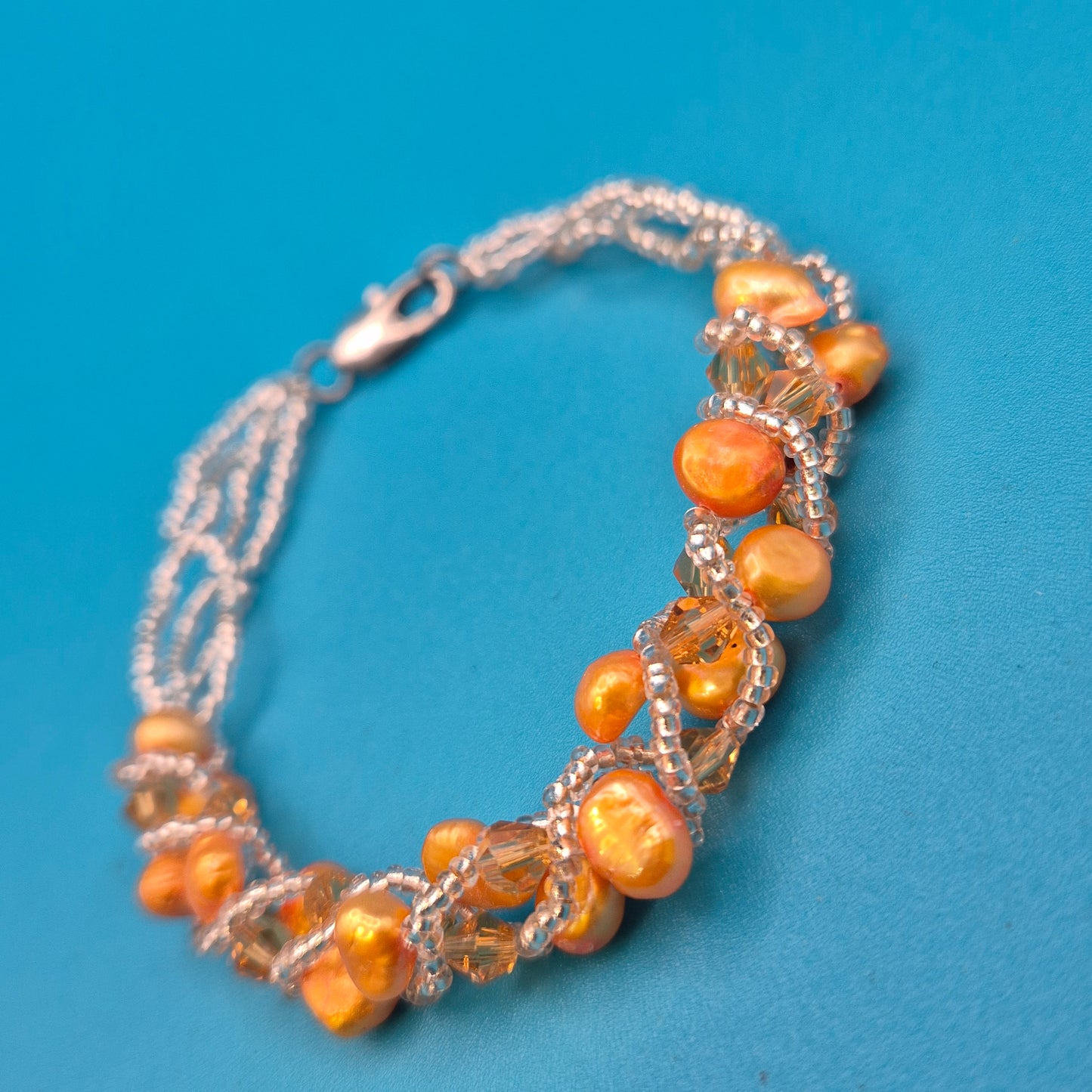 Elegantes Armband aus Süßwasserperlen und schimmernden Kristallperlen