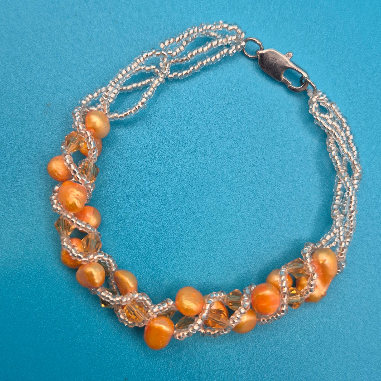 Elegantes Armband aus Süßwasserperlen und schimmernden Kristallperlen