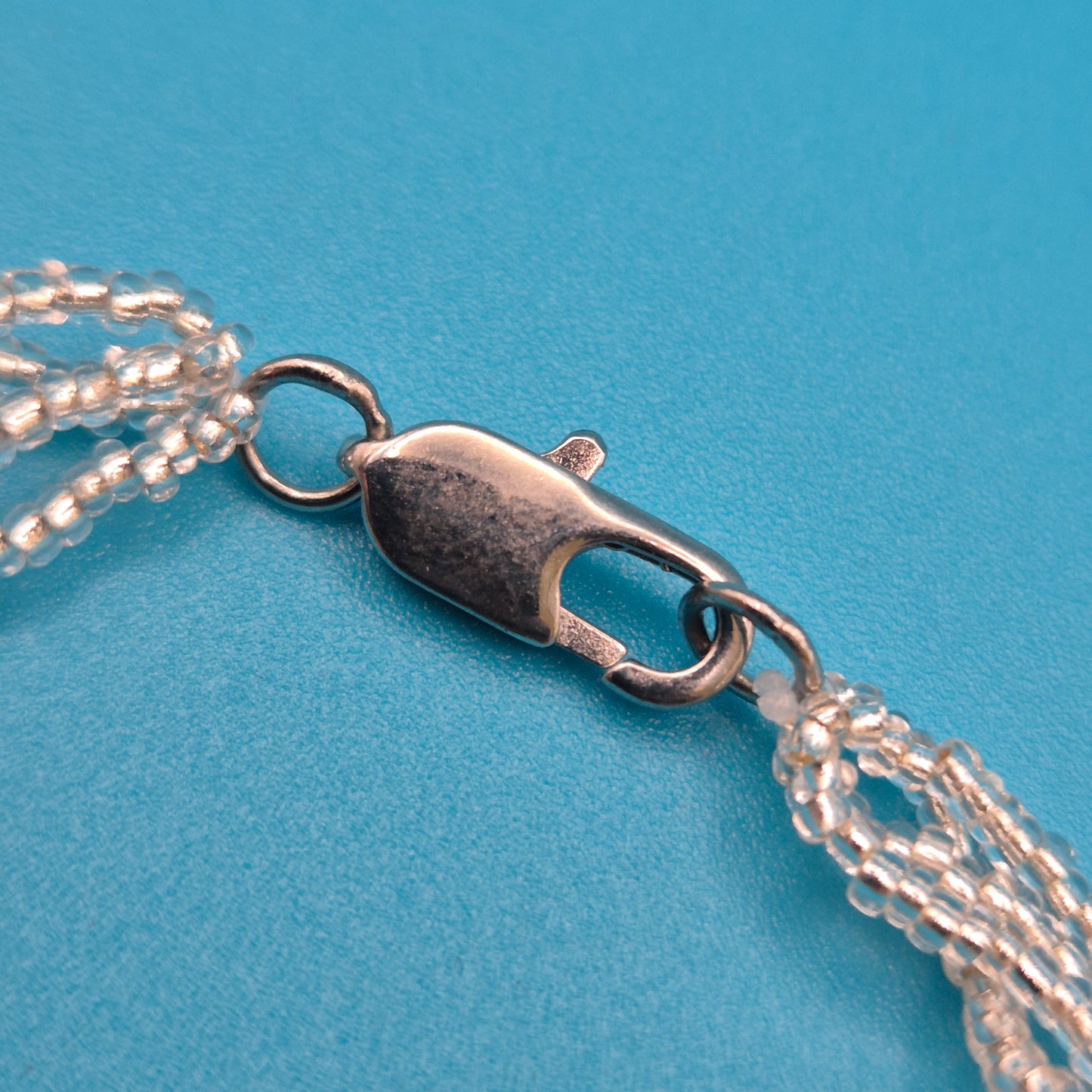 Elegantes Armband aus Süßwasserperlen und schimmernden Kristallperlen