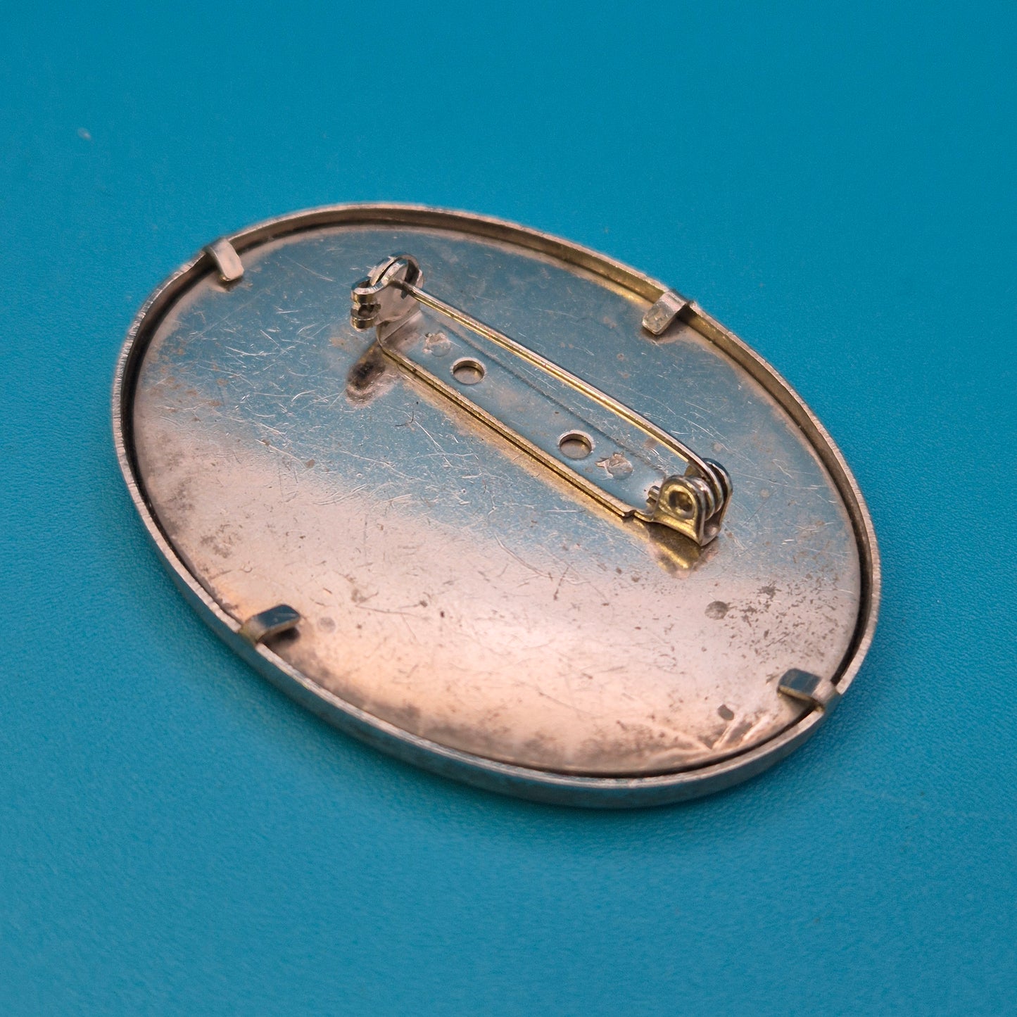 Vintage Designer Brosche mit abstrakter Kunstmalerei Silberfarben