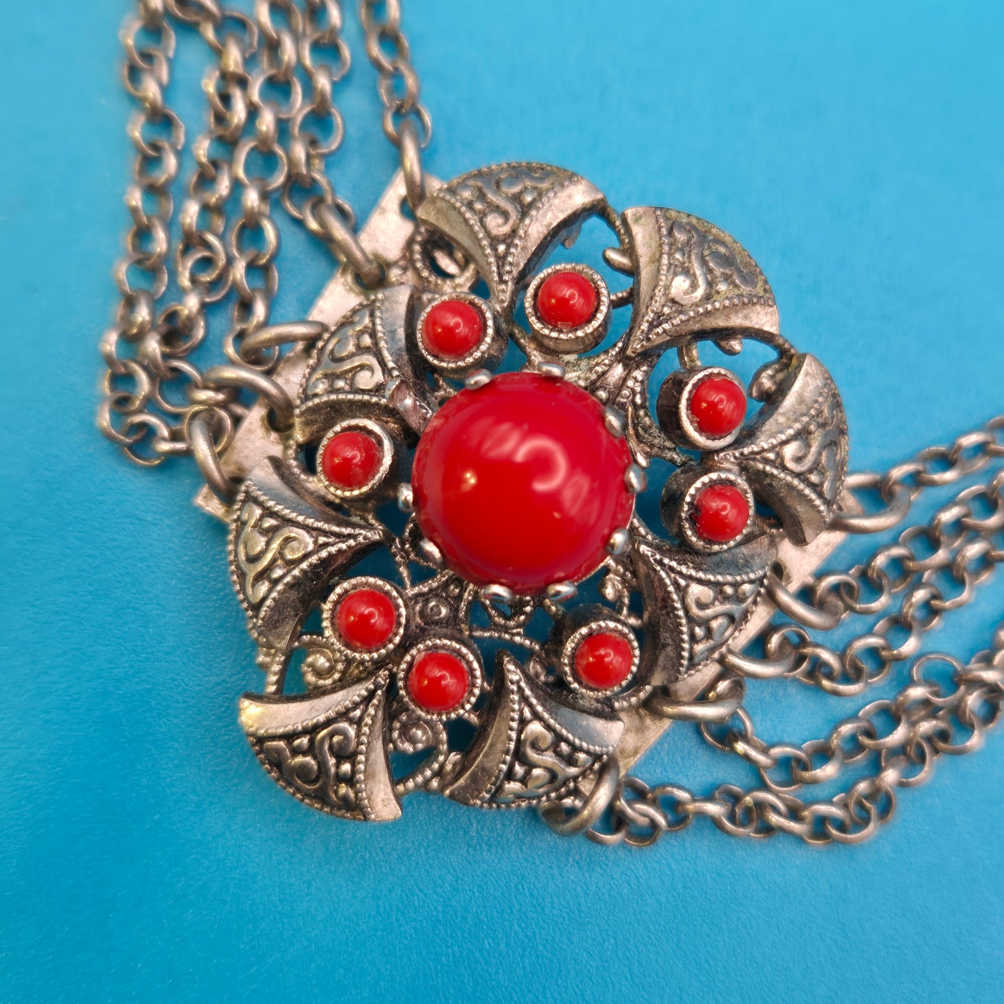 Vintage Mehrreihige Kette mit rotem Schmuckstein-Besatz und filigranem Dekor