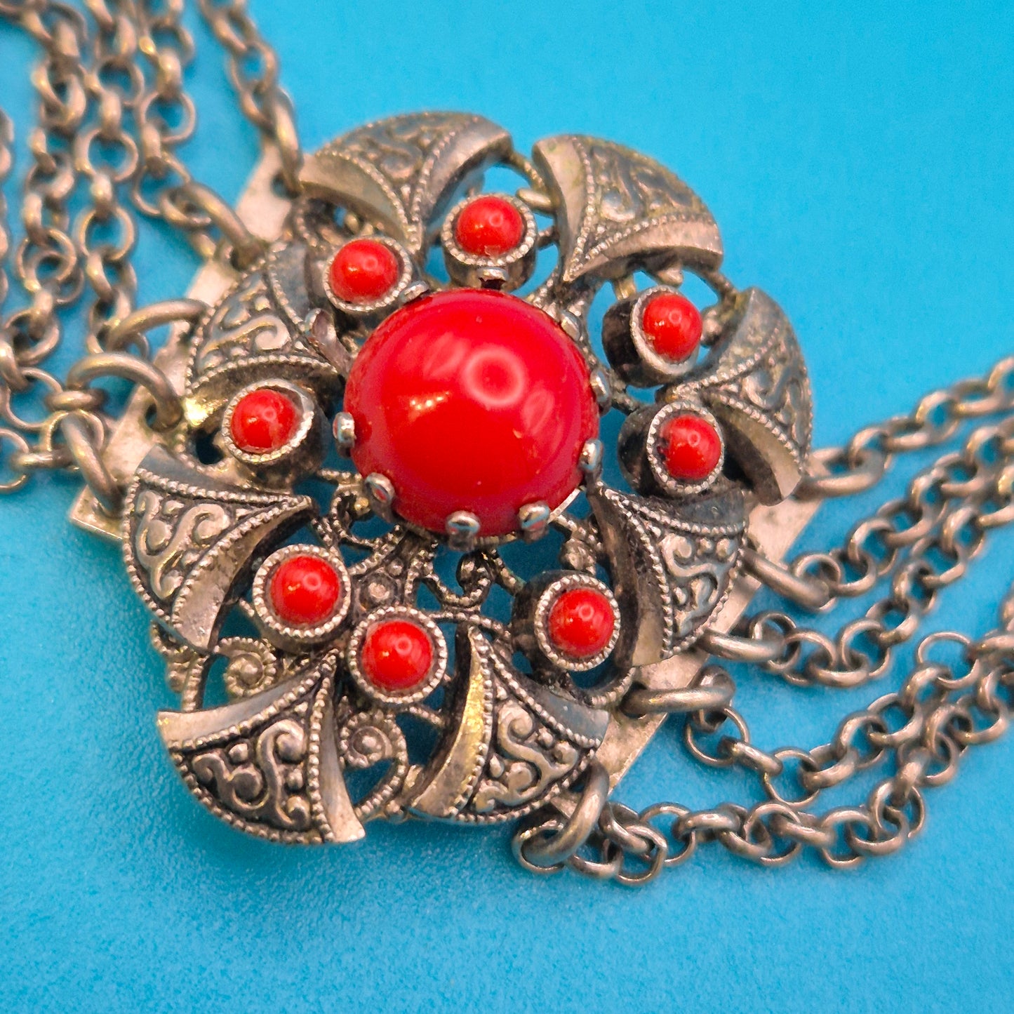 Vintage Mehrreihige Kette mit rotem Schmuckstein-Besatz und filigranem Dekor