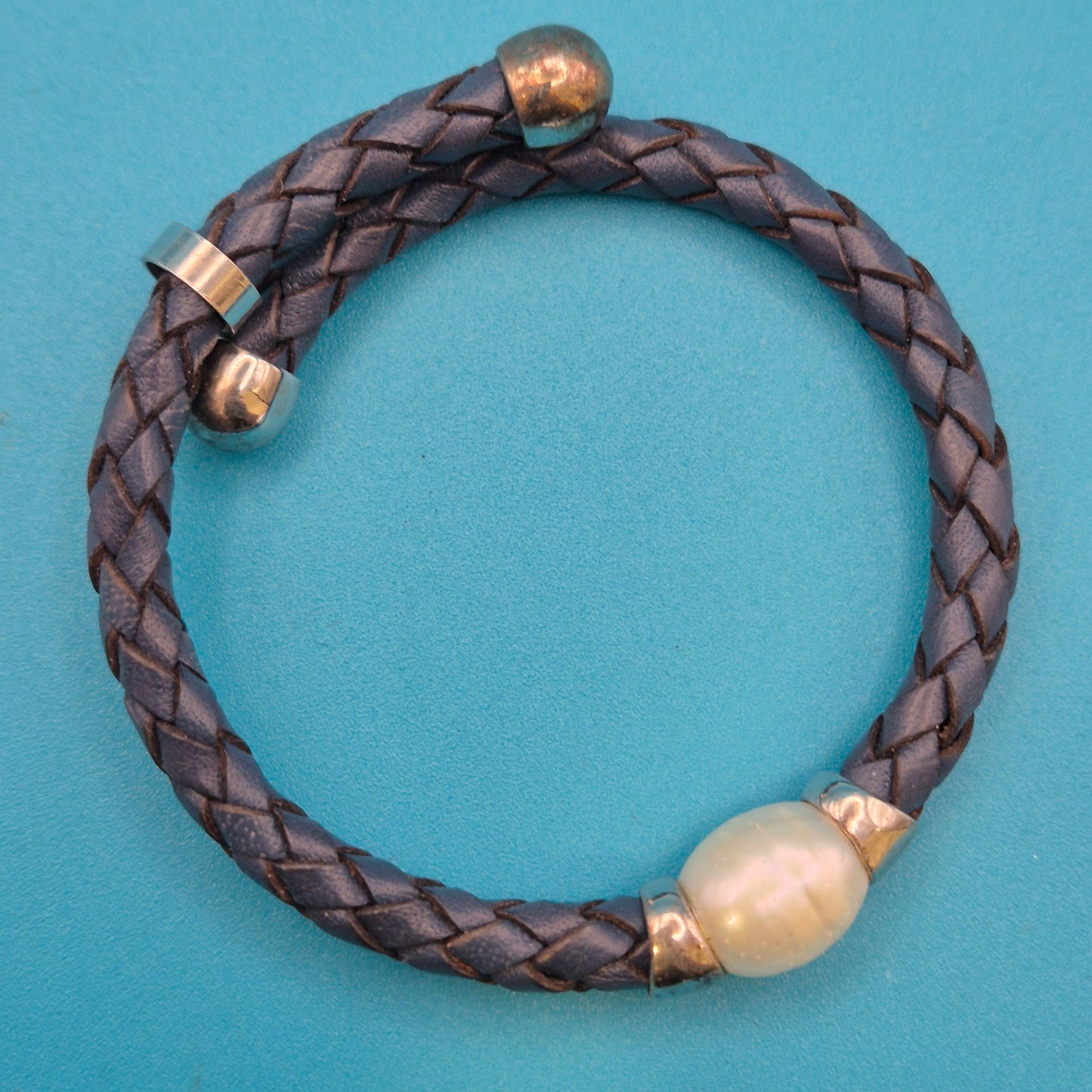 Blaues Lederarmband mit Perlen-Element und silberfarbenen Akzenten