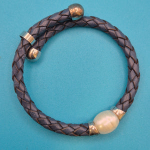Blaues Lederarmband mit Perlen-Element und silberfarbenen Akzenten
