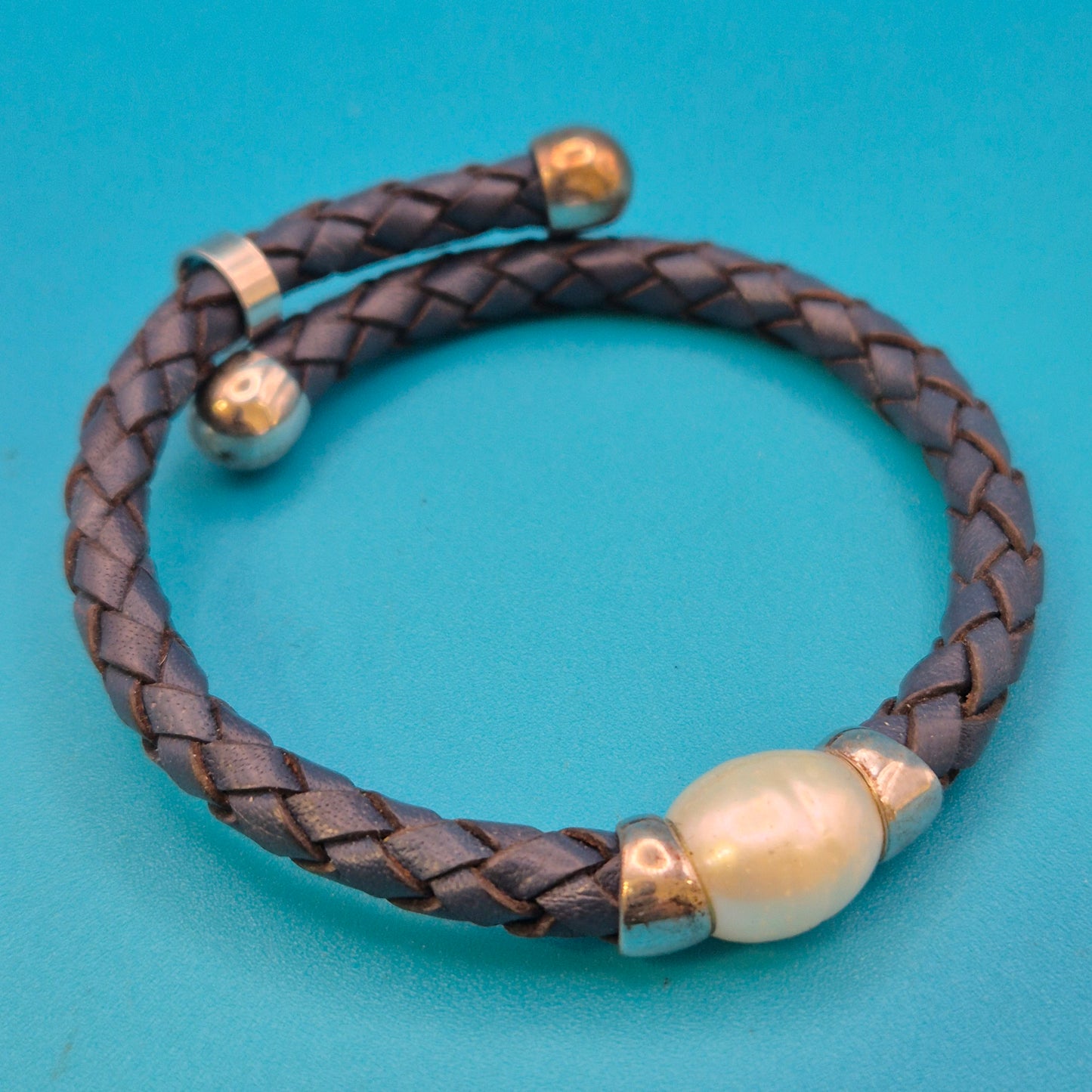 Blaues Lederarmband mit Perlen-Element und silberfarbenen Akzenten