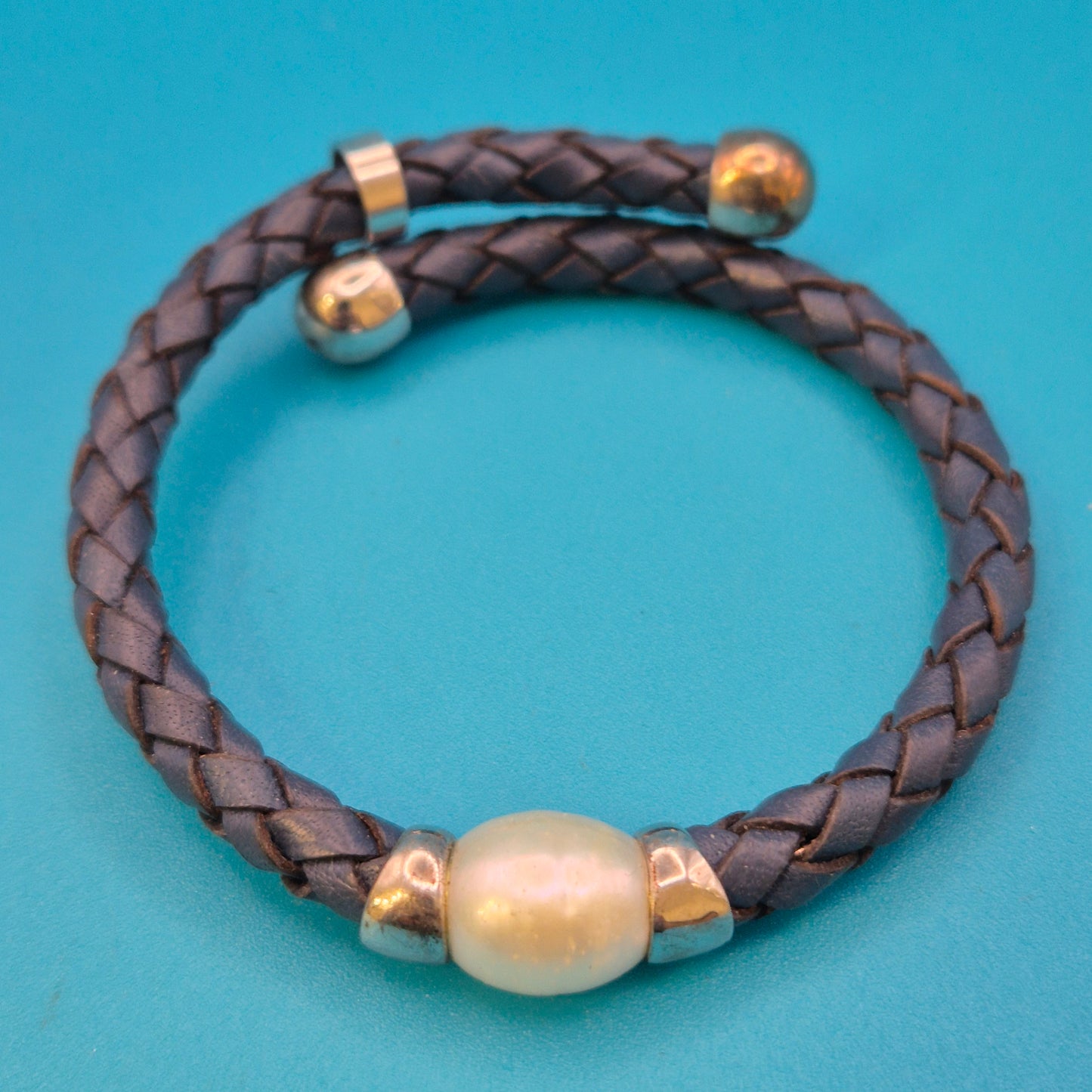 Blaues Lederarmband mit Perlen-Element und silberfarbenen Akzenten