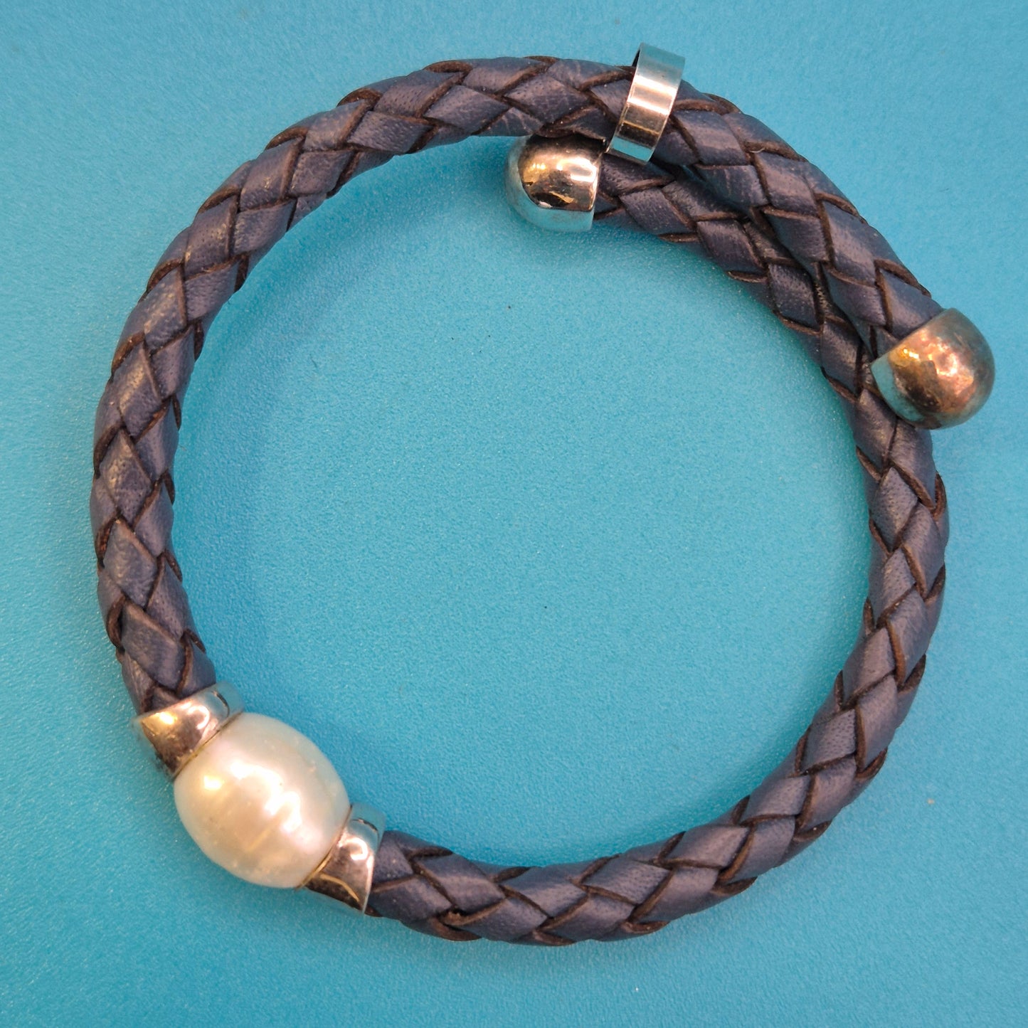 Blaues Lederarmband mit Perlen-Element und silberfarbenen Akzenten