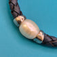 Blaues Lederarmband mit Perlen-Element und silberfarbenen Akzenten