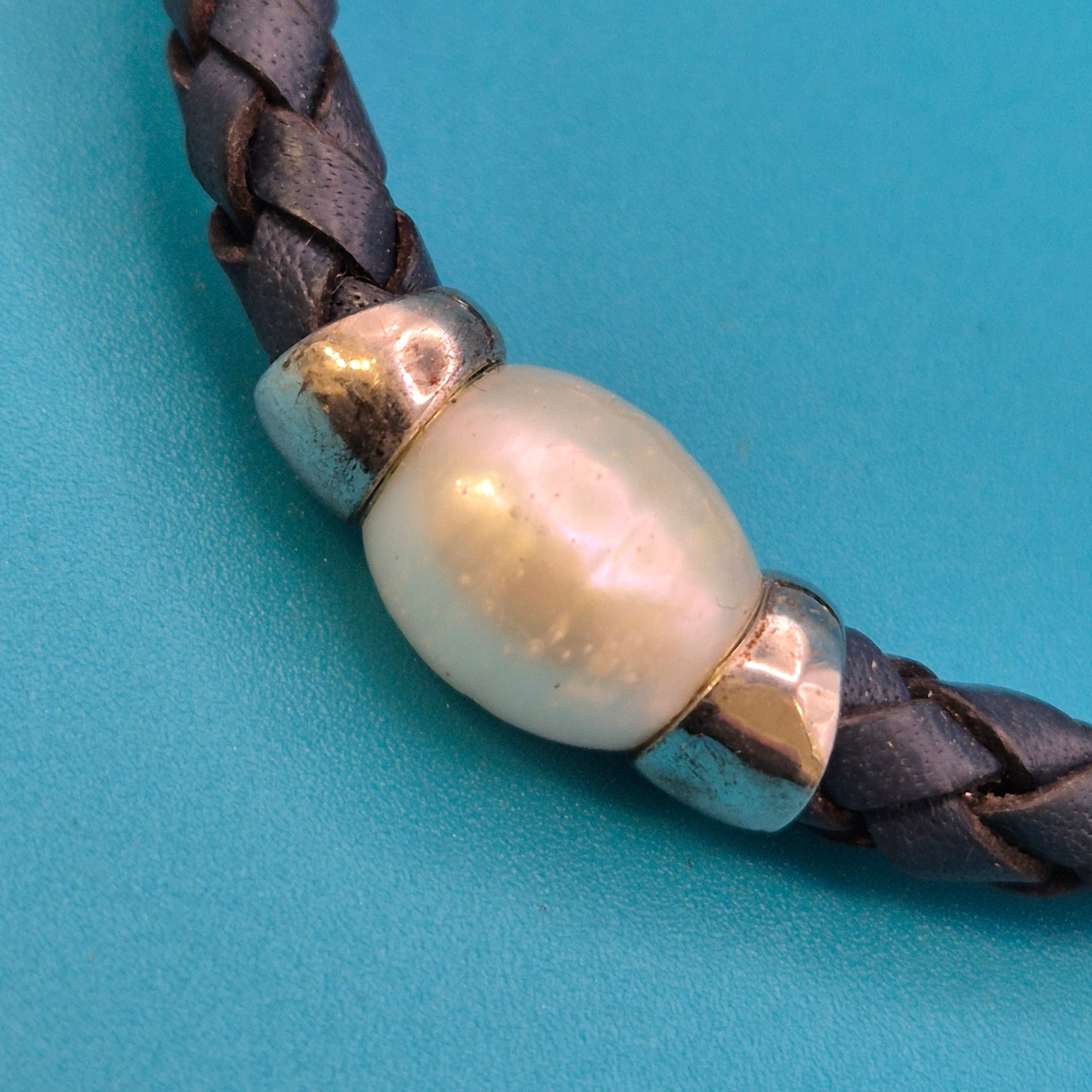 Blaues Lederarmband mit Perlen-Element und silberfarbenen Akzenten