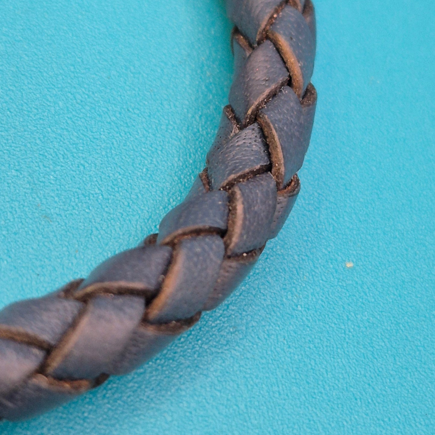 Blaues Lederarmband mit Perlen-Element und silberfarbenen Akzenten