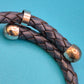 Blaues Lederarmband mit Perlen-Element und silberfarbenen Akzenten
