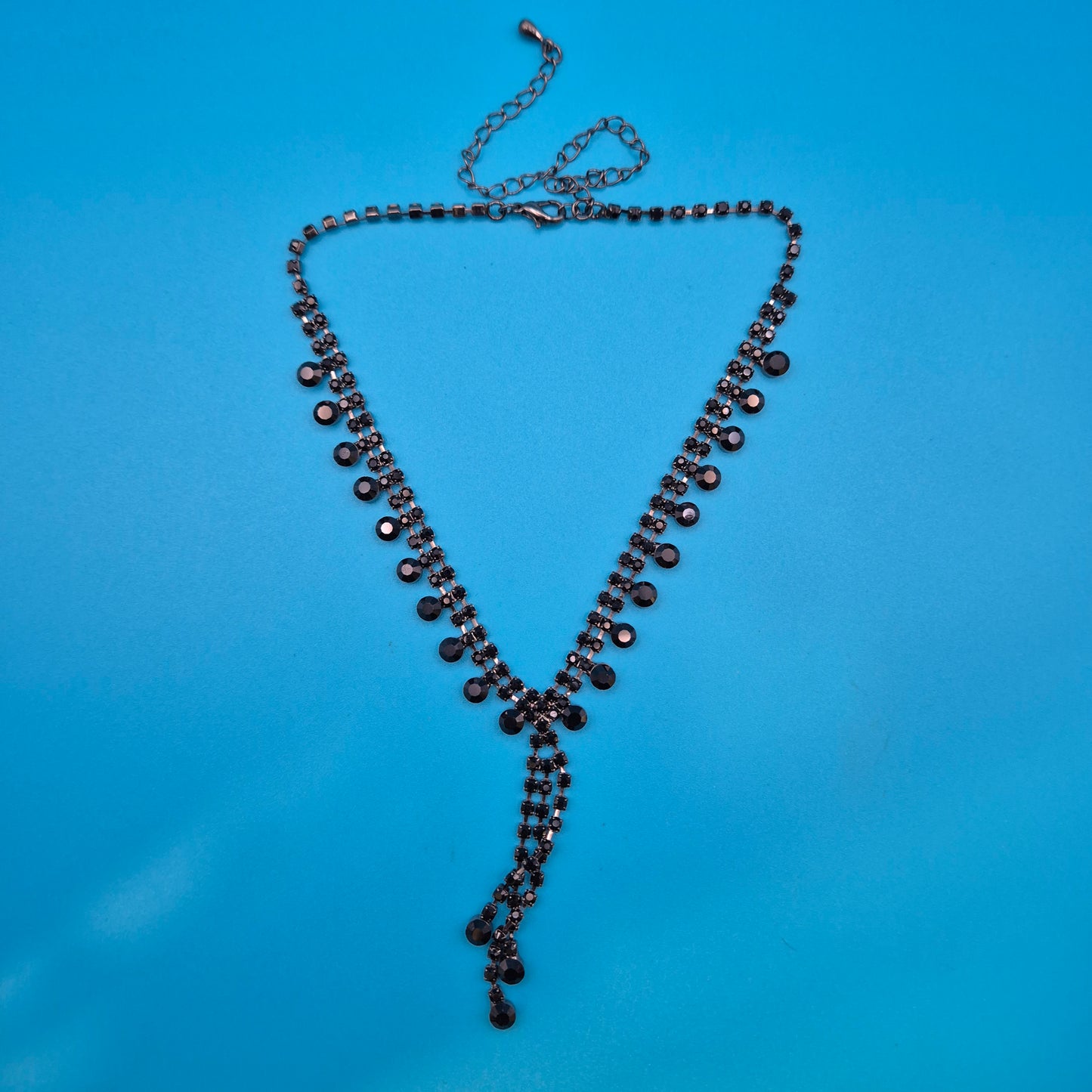 Elegante Vintage Collier Kette mit schwarzen Strasssteinen und Y-Design