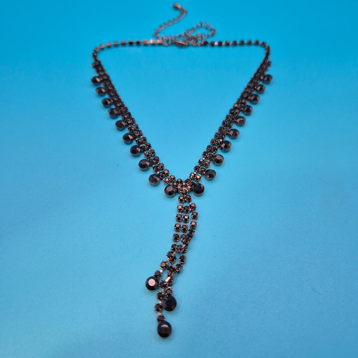 Elegante Vintage Collier Kette mit schwarzen Strasssteinen und Y-Design