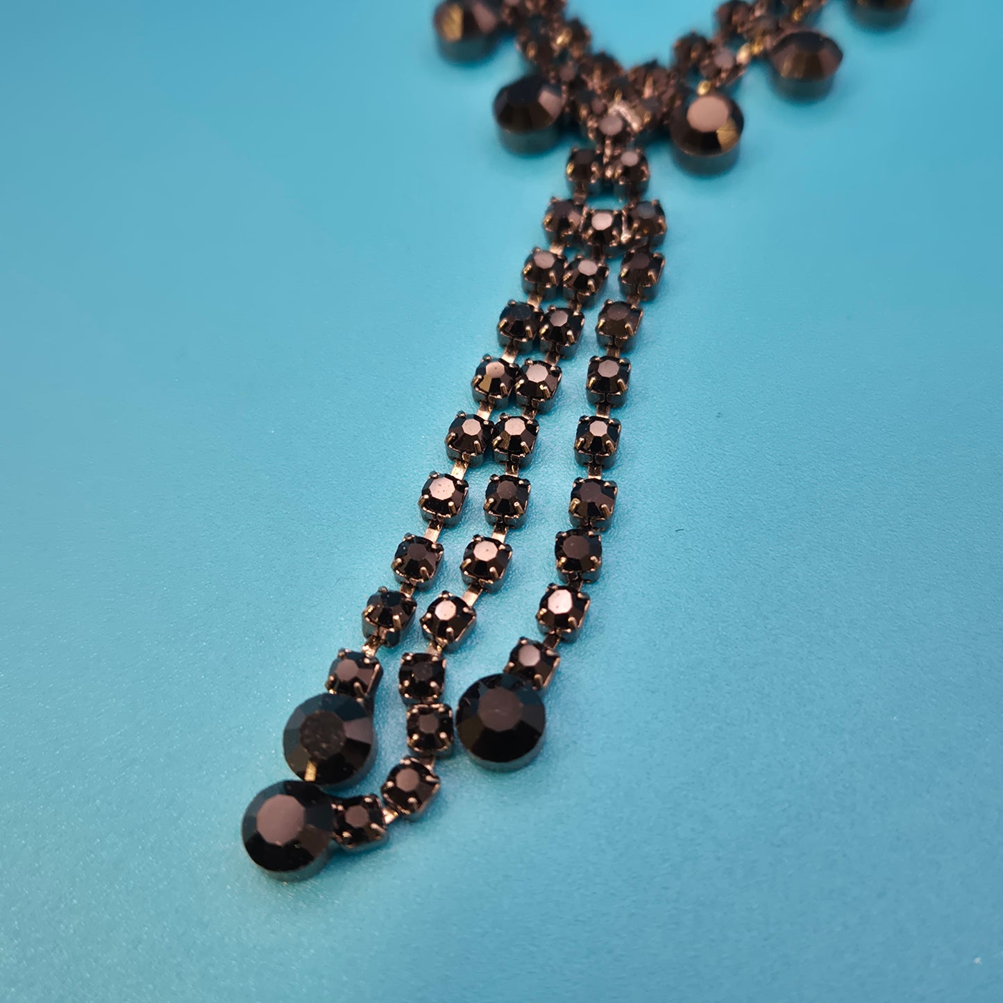Elegante Vintage Collier Kette mit schwarzen Strasssteinen und Y-Design
