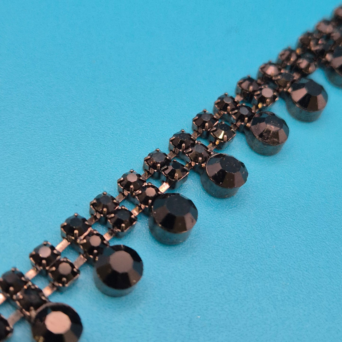Elegante Vintage Collier Kette mit schwarzen Strasssteinen und Y-Design
