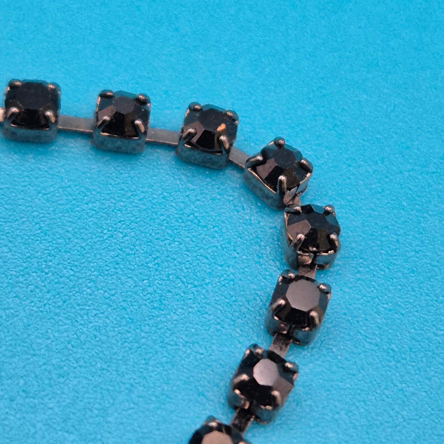 Elegante Vintage Collier Kette mit schwarzen Strasssteinen und Y-Design