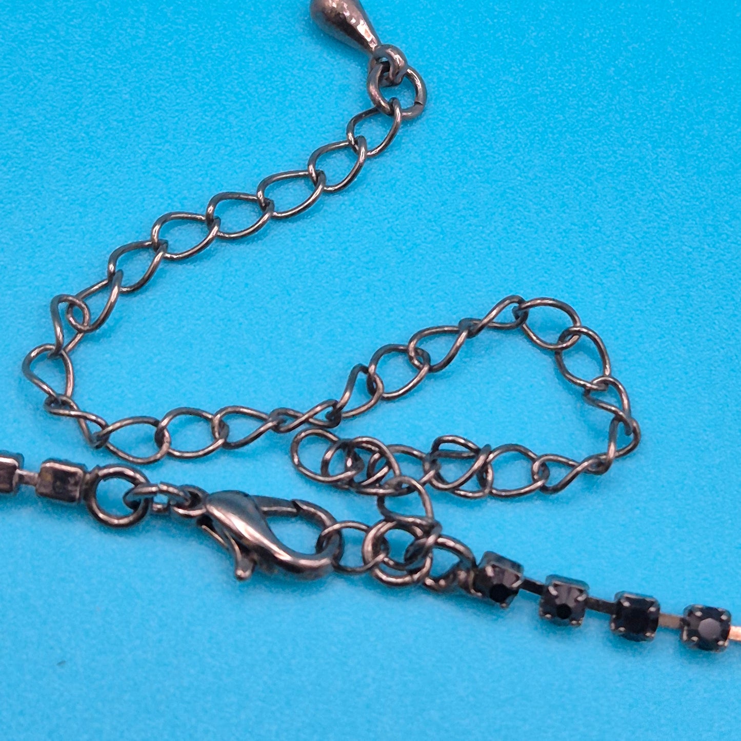 Elegante Vintage Collier Kette mit schwarzen Strasssteinen und Y-Design