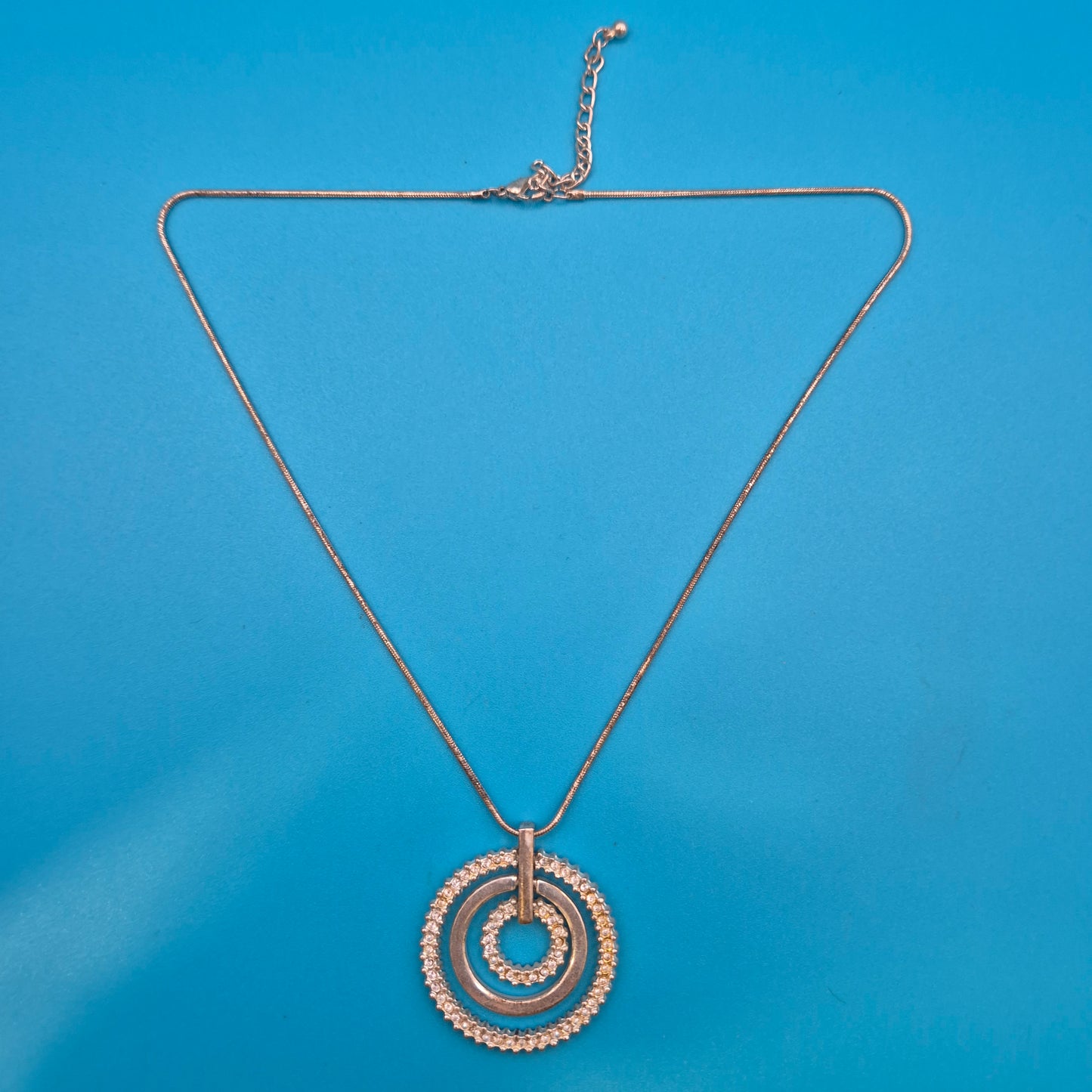 Elegante Vintage Kette mit doppeltem Ring-Anhänger und Strass-Besatz