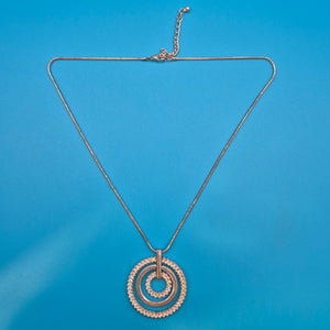 Elegante Vintage Kette mit doppeltem Ring-Anhänger und Strass-Besatz