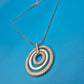 Elegante Vintage Kette mit doppeltem Ring-Anhänger und Strass-Besatz
