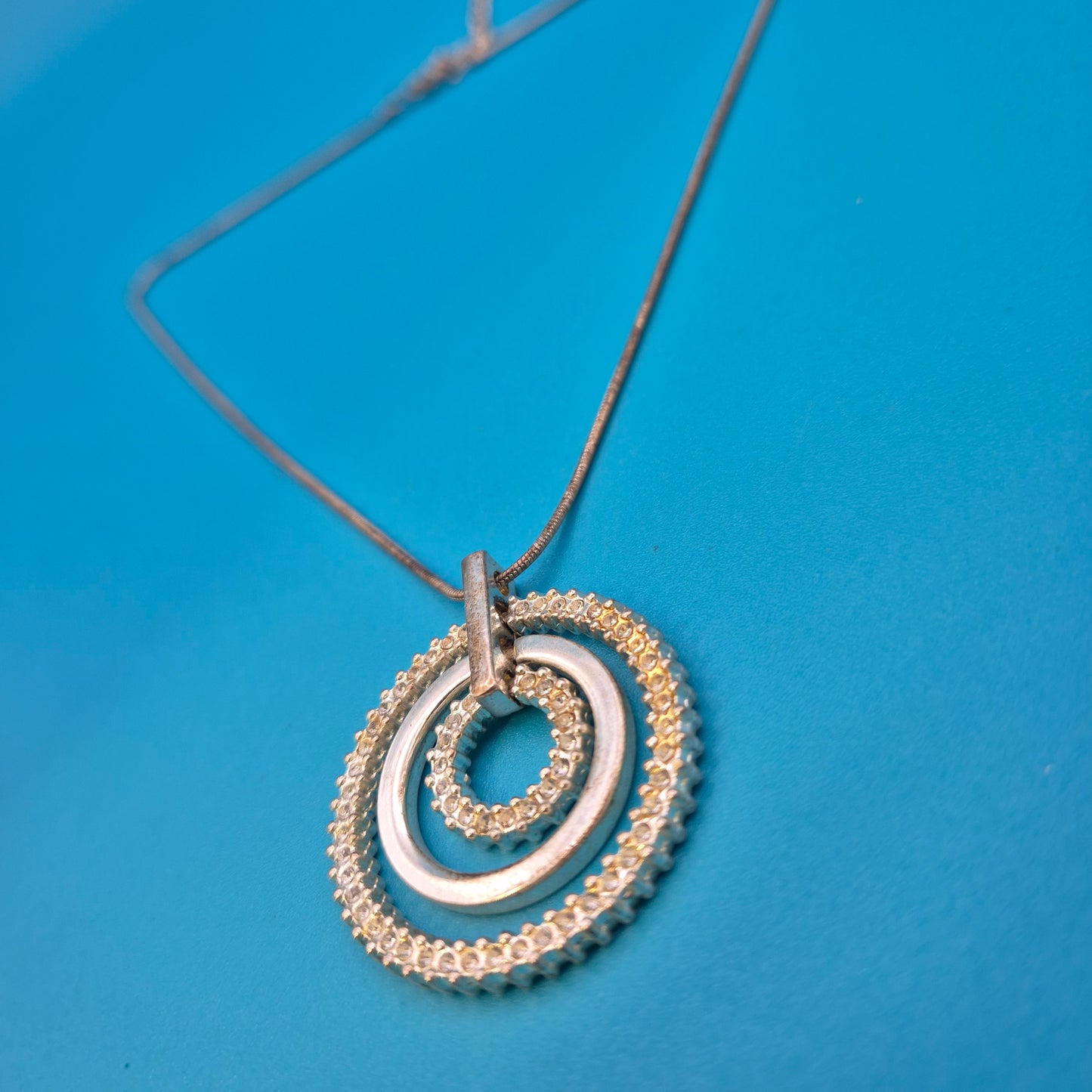 Elegante Vintage Kette mit doppeltem Ring-Anhänger und Strass-Besatz